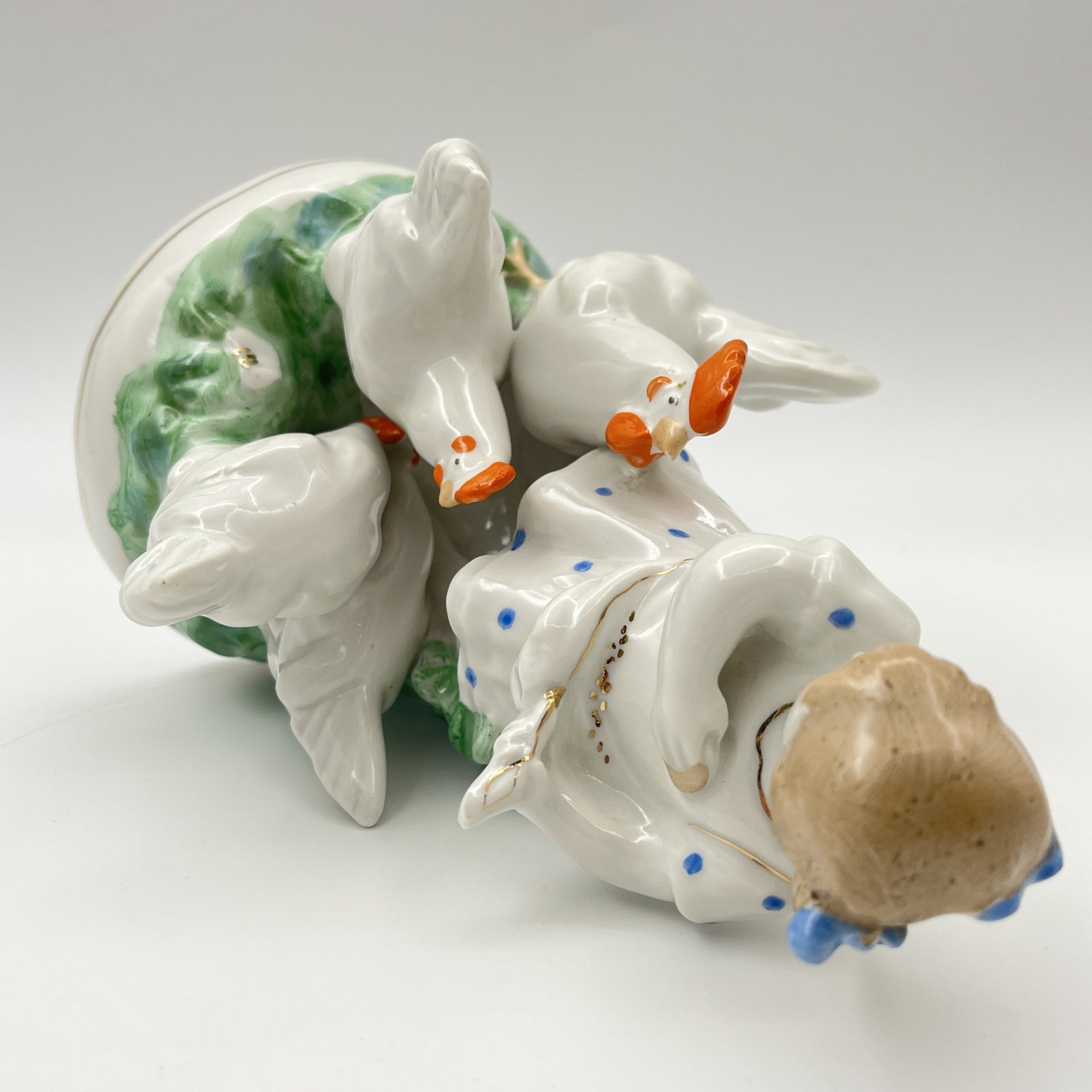 Статуэтка "Девочка кормит кур", автор Н. А. Малышева, фарфор, роспись, золочение, Дулевский фарфоровый завод (Дулёво), СССР, 1959 г.