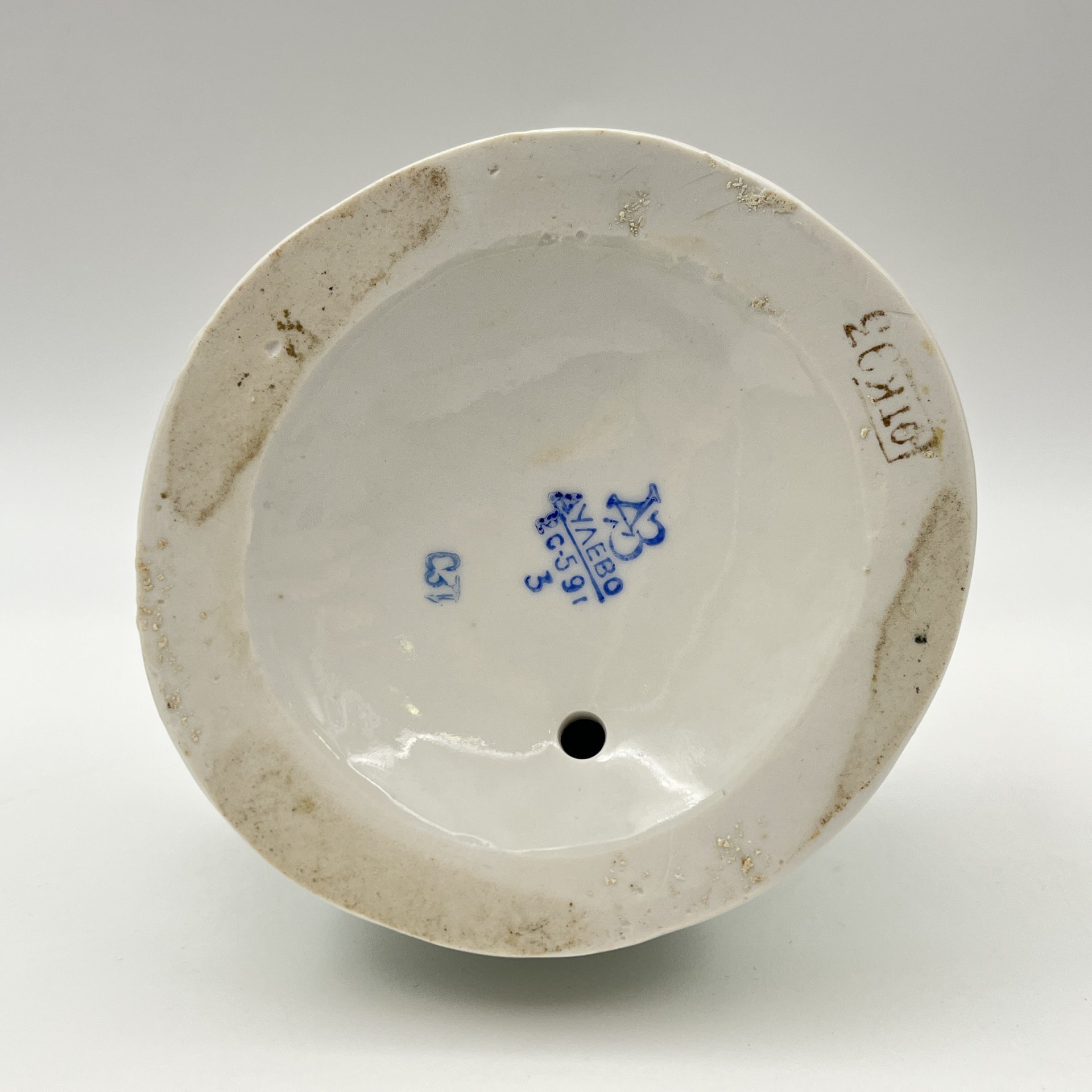 Статуэтка "Девочка кормит кур", автор Н. А. Малышева, фарфор, роспись, золочение, Дулевский фарфоровый завод (Дулёво), СССР, 1959 г.