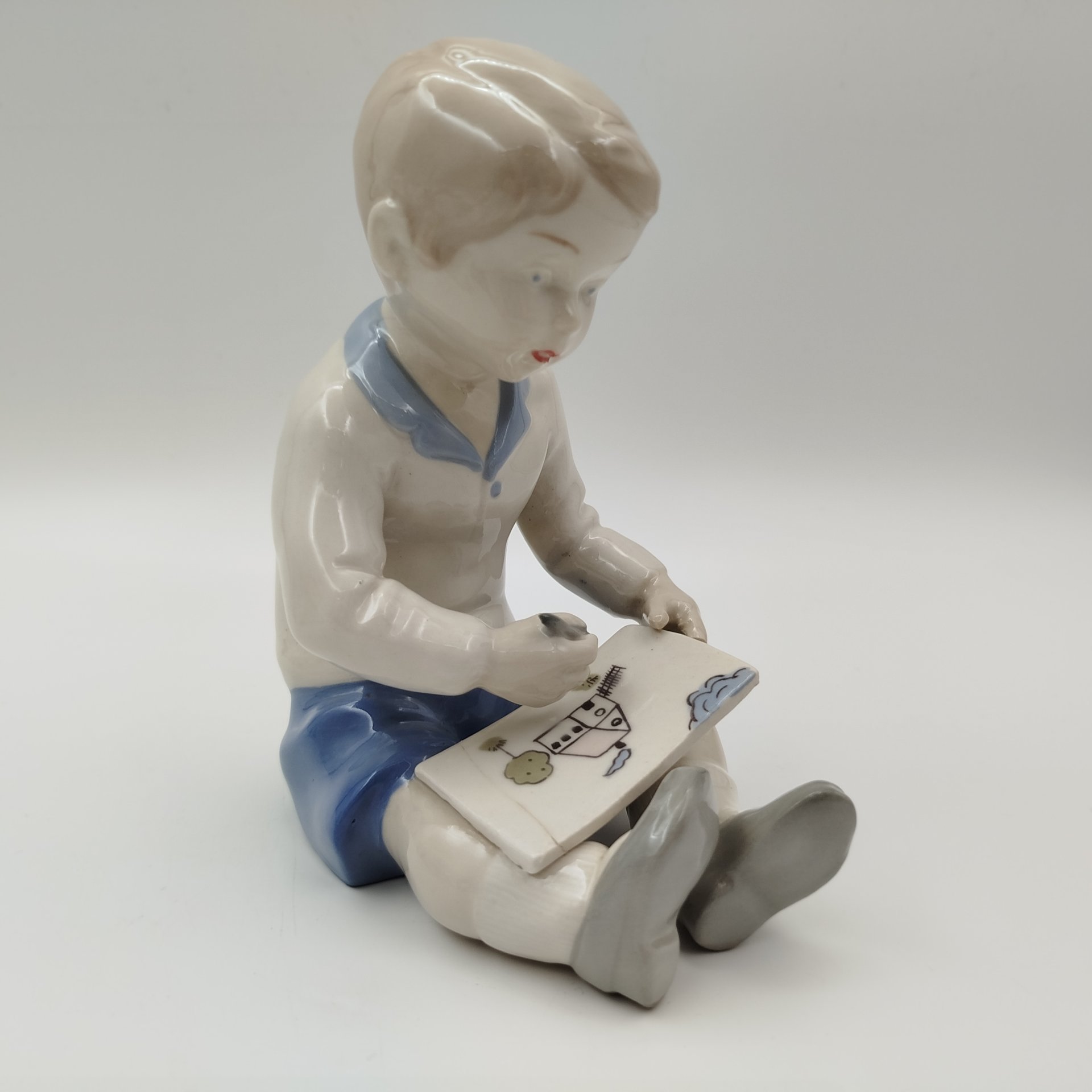 Статуэтка "Рисующий мальчик", фарфор, роспись, VEB Porzellanfiguren Lippelsdorf (Липпельсдорф), Германия, 1951-1974 гг.