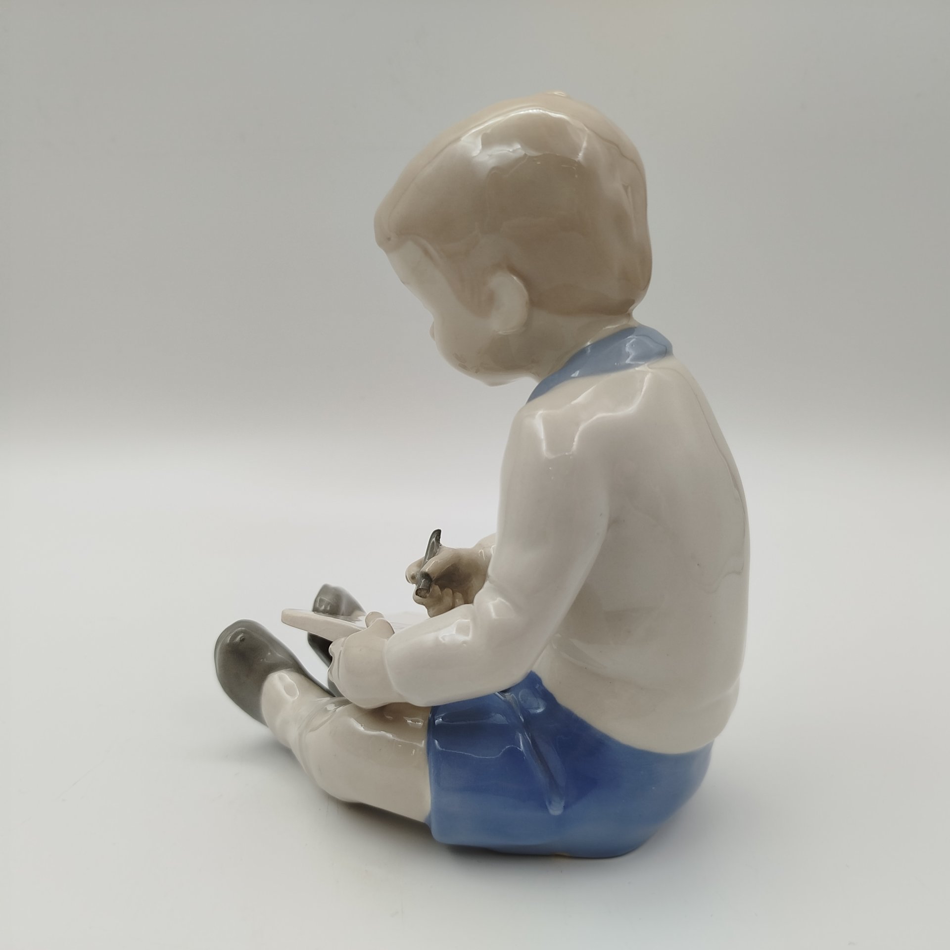 Статуэтка "Рисующий мальчик", фарфор, роспись, VEB Porzellanfiguren Lippelsdorf (Липпельсдорф), Германия, 1951-1974 гг.