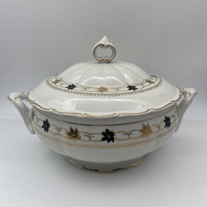 Супница с растительным декором и золотой обводкой, фарфор, роспись, золочение, Коростенский фарфоровый завод (КФЗ), СССР, 1955-1962 гг.