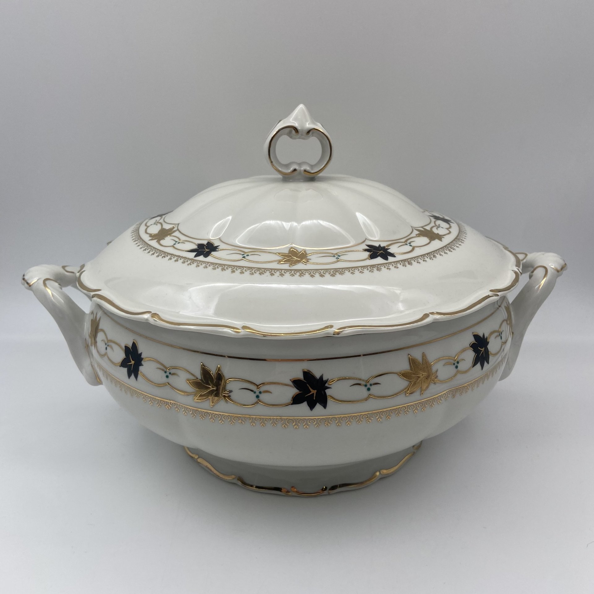 Супница с растительным декором и золотой обводкой, фарфор, роспись, золочение, Коростенский фарфоровый завод (КФЗ), СССР, 1955-1962 гг.