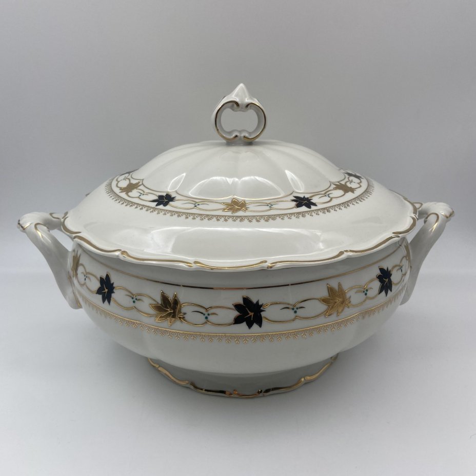 Супница с растительным декором и золотой обводкой, фарфор, роспись, золочение, Коростенский фарфоровый завод (КФЗ), СССР, 1955-1962 гг.