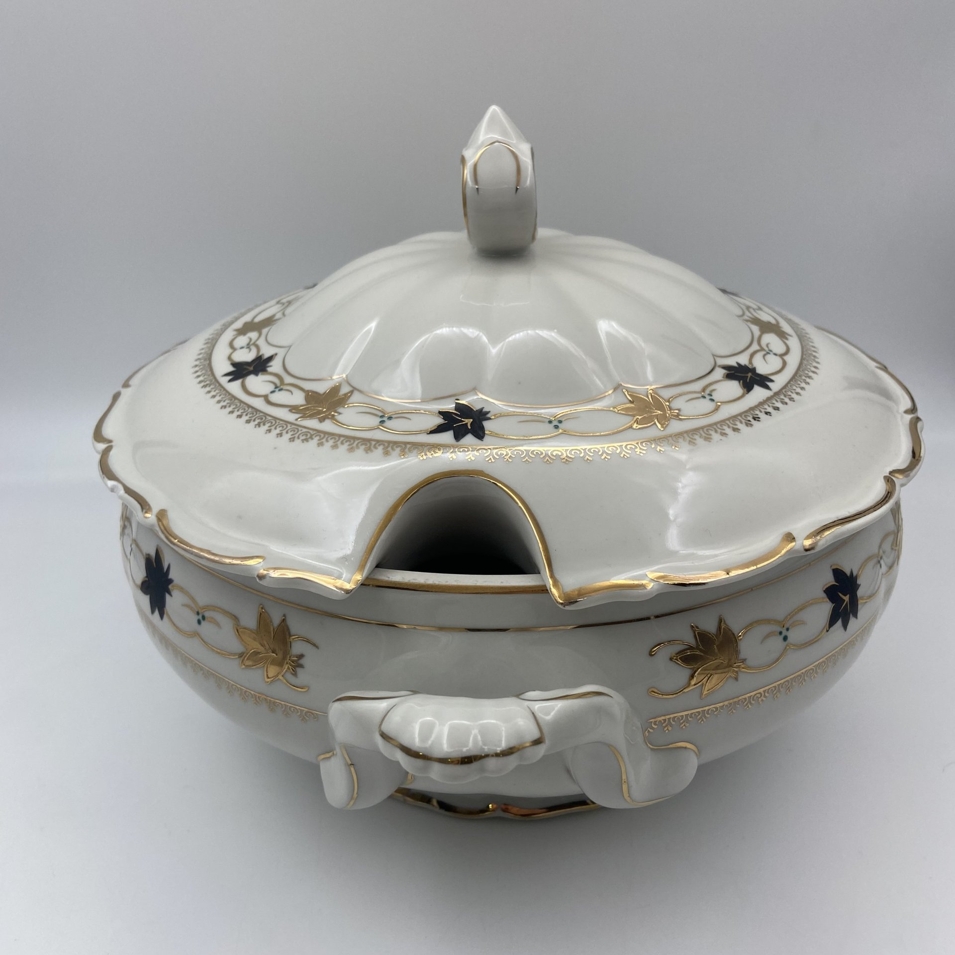 Супница с растительным декором и золотой обводкой, фарфор, роспись, золочение, Коростенский фарфоровый завод (КФЗ), СССР, 1955-1962 гг.