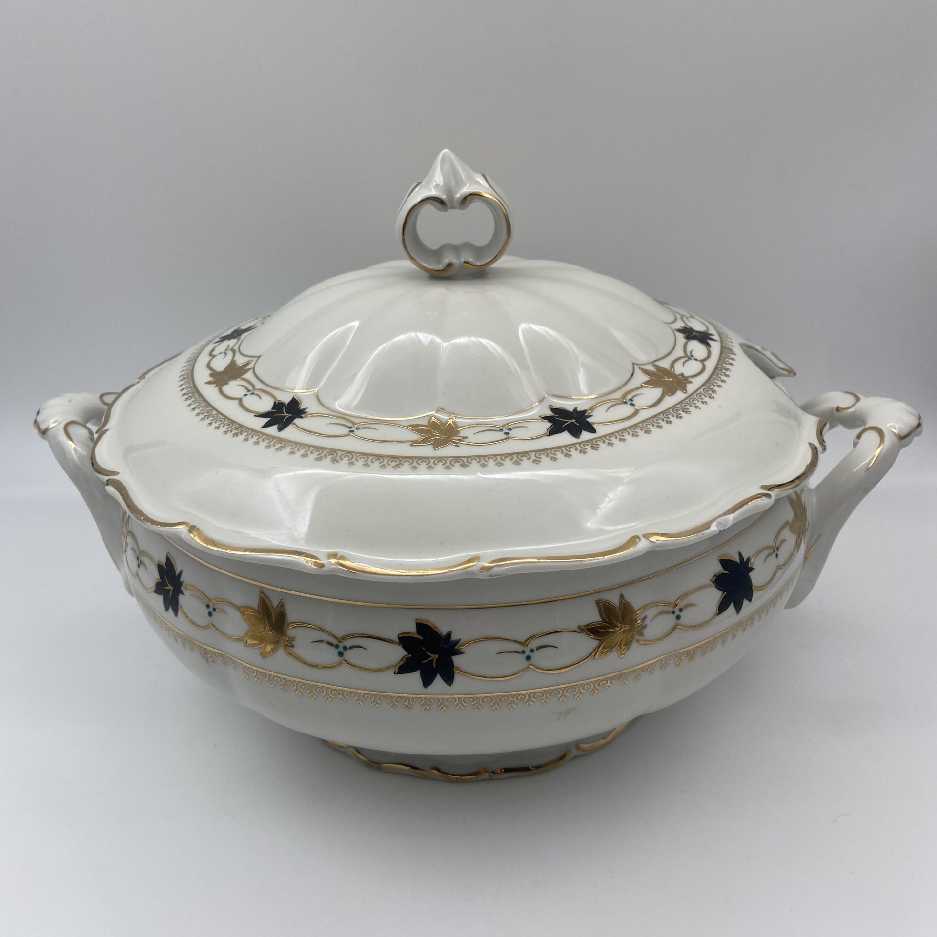 Супница с растительным декором и золотой обводкой, фарфор, роспись, золочение, Коростенский фарфоровый завод (КФЗ), СССР, 1955-1962 гг.