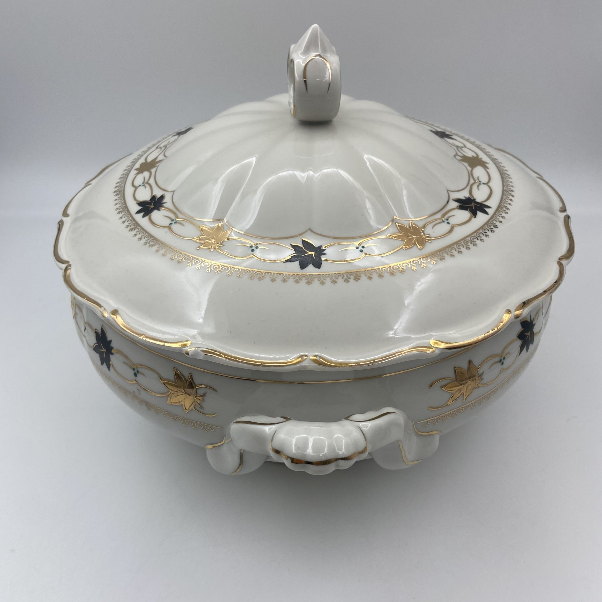 Супница с растительным декором и золотой обводкой, фарфор, роспись, золочение, Коростенский фарфоровый завод (КФЗ), СССР, 1955-1962 гг.