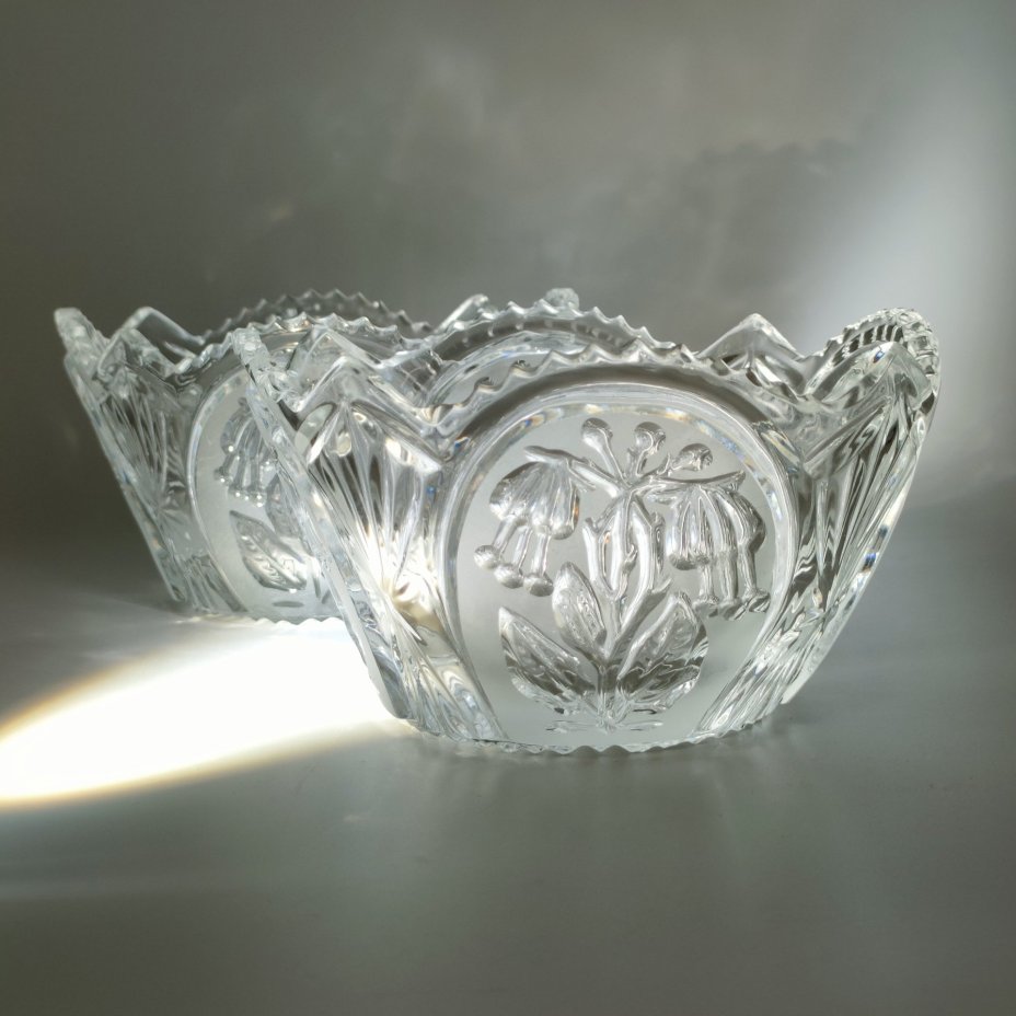 Пара миниатюрных конфетниц, декорированных резным изображением цветов фуксии, худ. П. А. Ледяев, хрусталь, алмазная грань, матирование, Завод «Красный Гигант», СССР, 1970-1990 гг.