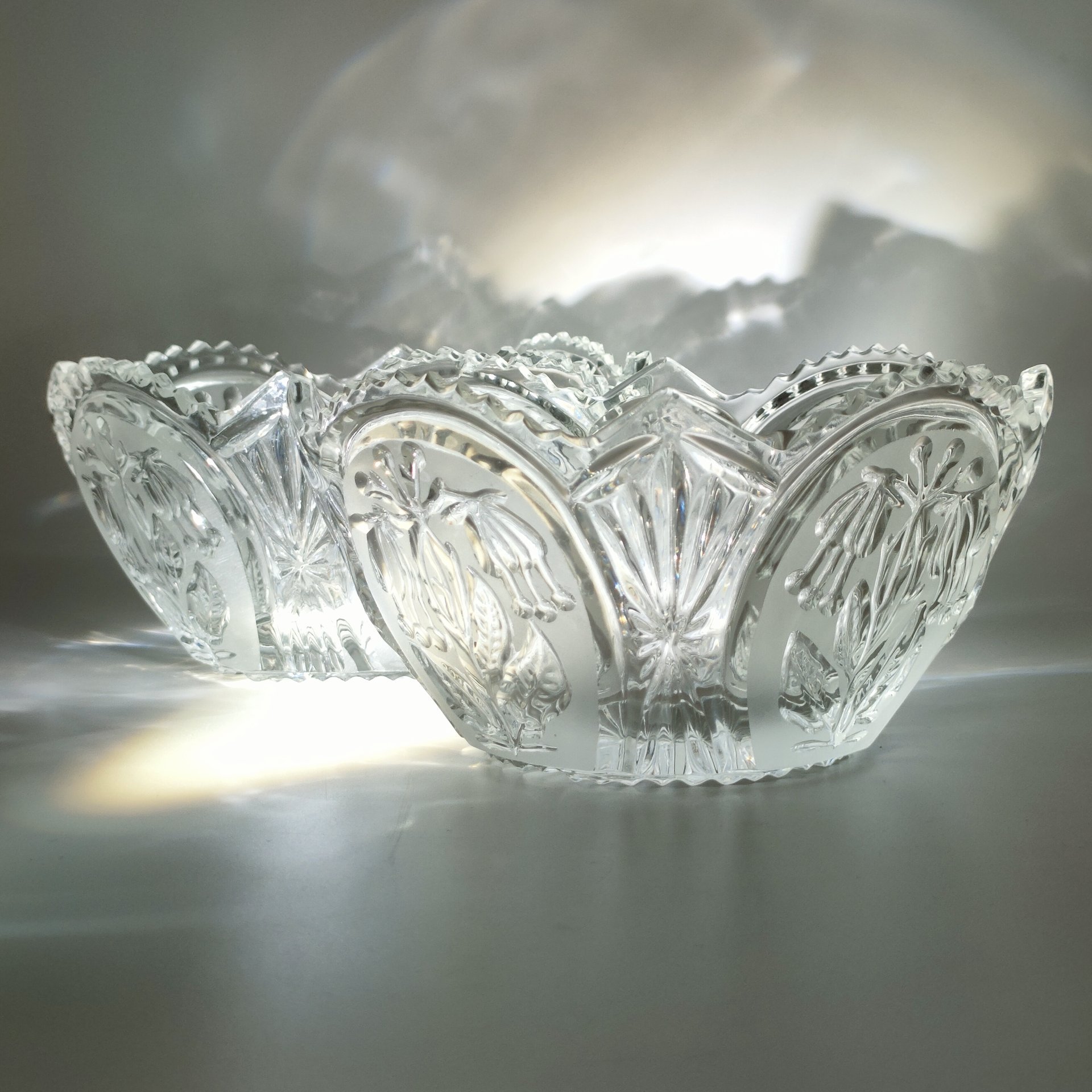 Пара миниатюрных конфетниц, декорированных резным изображением цветов фуксии, худ. П. А. Ледяев, хрусталь, алмазная грань, матирование, Завод «Красный Гигант», СССР, 1970-1990 гг.