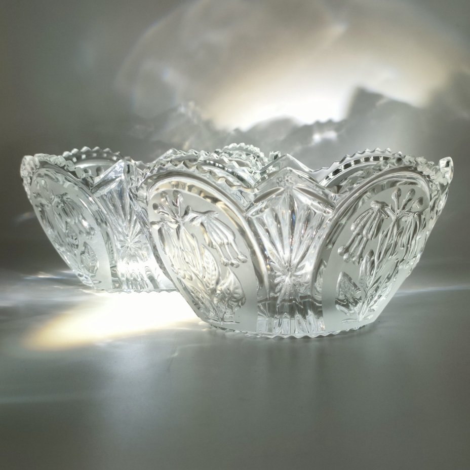 Пара миниатюрных конфетниц, декорированных резным изображением цветов фуксии, худ. П. А. Ледяев, хрусталь, алмазная грань, матирование, Завод «Красный Гигант», СССР, 1970-1990 гг.