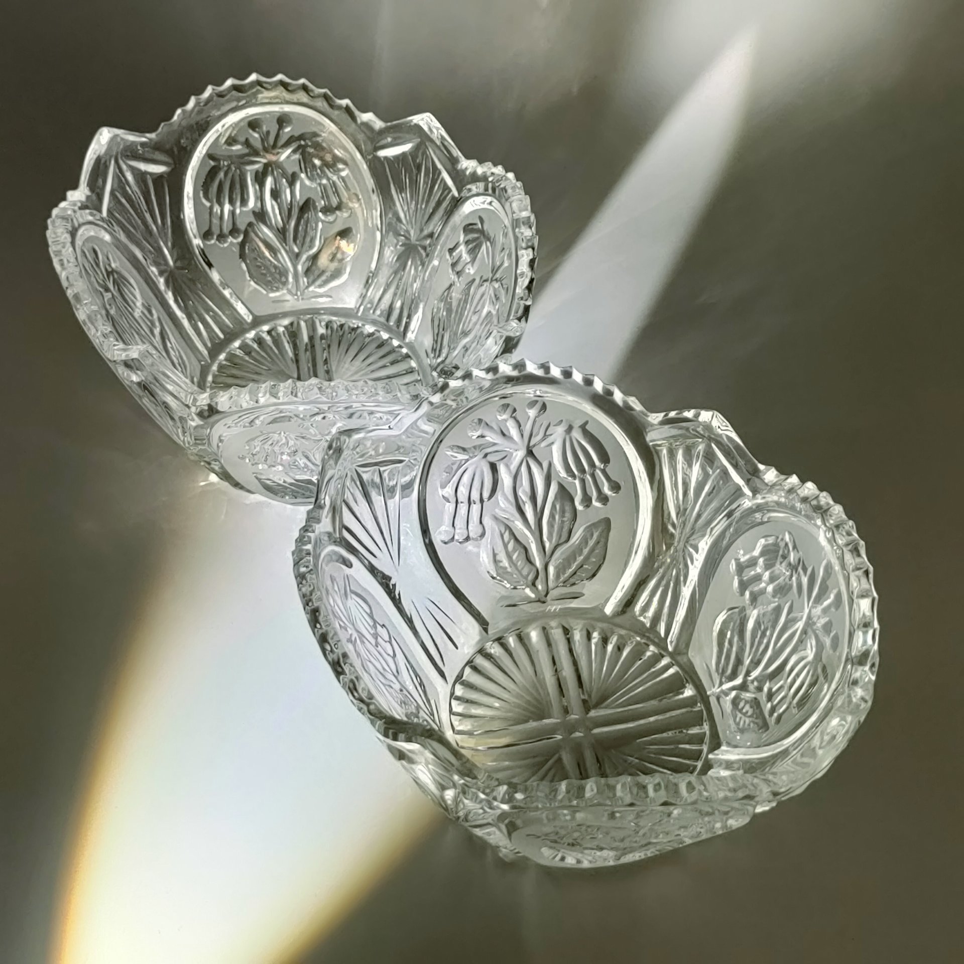 Пара миниатюрных конфетниц, декорированных резным изображением цветов фуксии, худ. П. А. Ледяев, хрусталь, алмазная грань, матирование, Завод «Красный Гигант», СССР, 1970-1990 гг.