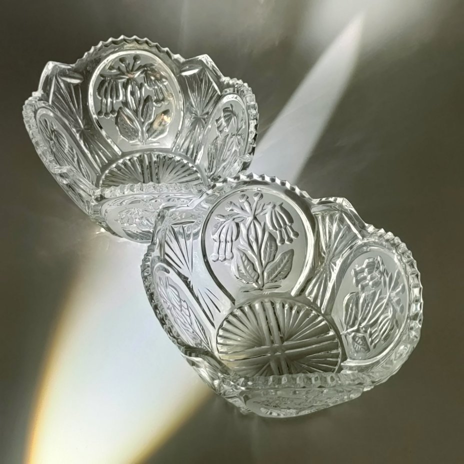 Пара миниатюрных конфетниц, декорированных резным изображением цветов фуксии, худ. П. А. Ледяев, хрусталь, алмазная грань, матирование, Завод «Красный Гигант», СССР, 1970-1990 гг.