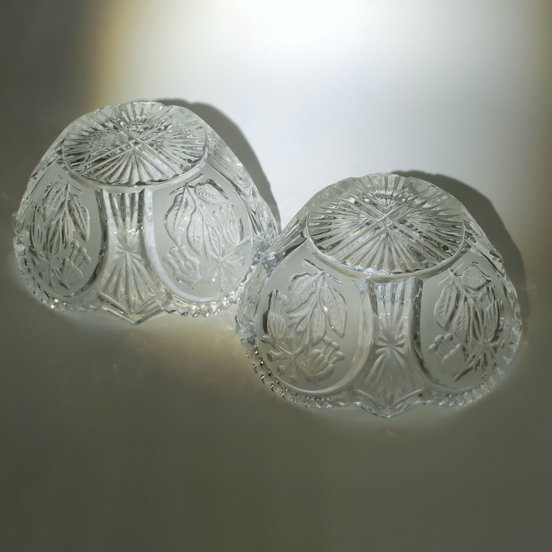 Пара миниатюрных конфетниц, декорированных резным изображением цветов фуксии, худ. П. А. Ледяев, хрусталь, алмазная грань, матирование, Завод «Красный Гигант», СССР, 1970-1990 гг.