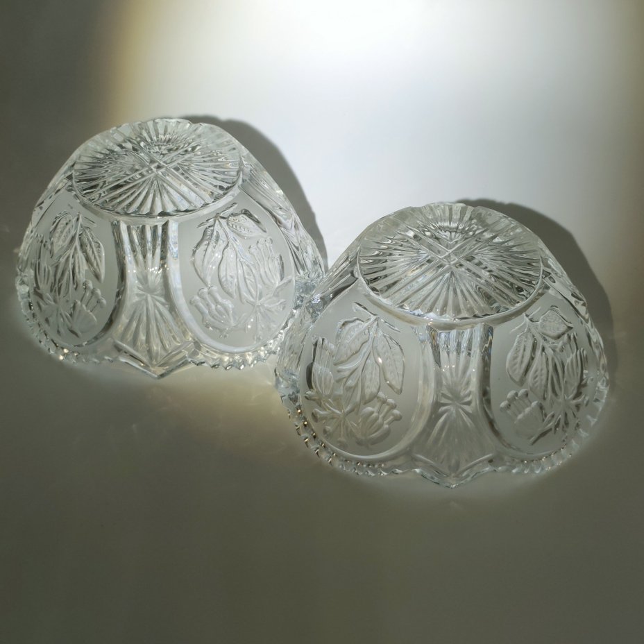 Пара миниатюрных конфетниц, декорированных резным изображением цветов фуксии, худ. П. А. Ледяев, хрусталь, алмазная грань, матирование, Завод «Красный Гигант», СССР, 1970-1990 гг.