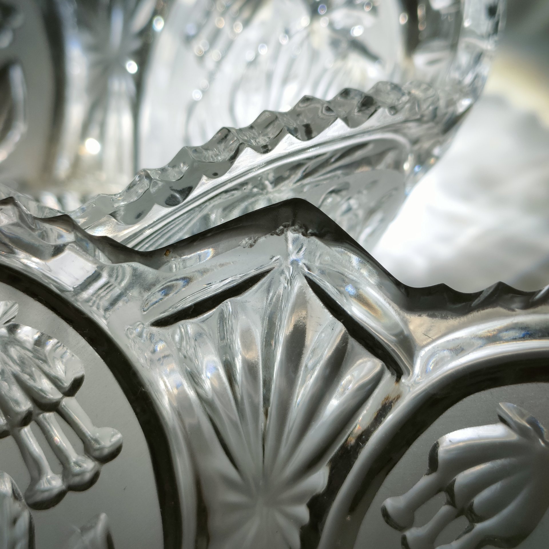 Пара миниатюрных конфетниц, декорированных резным изображением цветов фуксии, худ. П. А. Ледяев, хрусталь, алмазная грань, матирование, Завод «Красный Гигант», СССР, 1970-1990 гг.