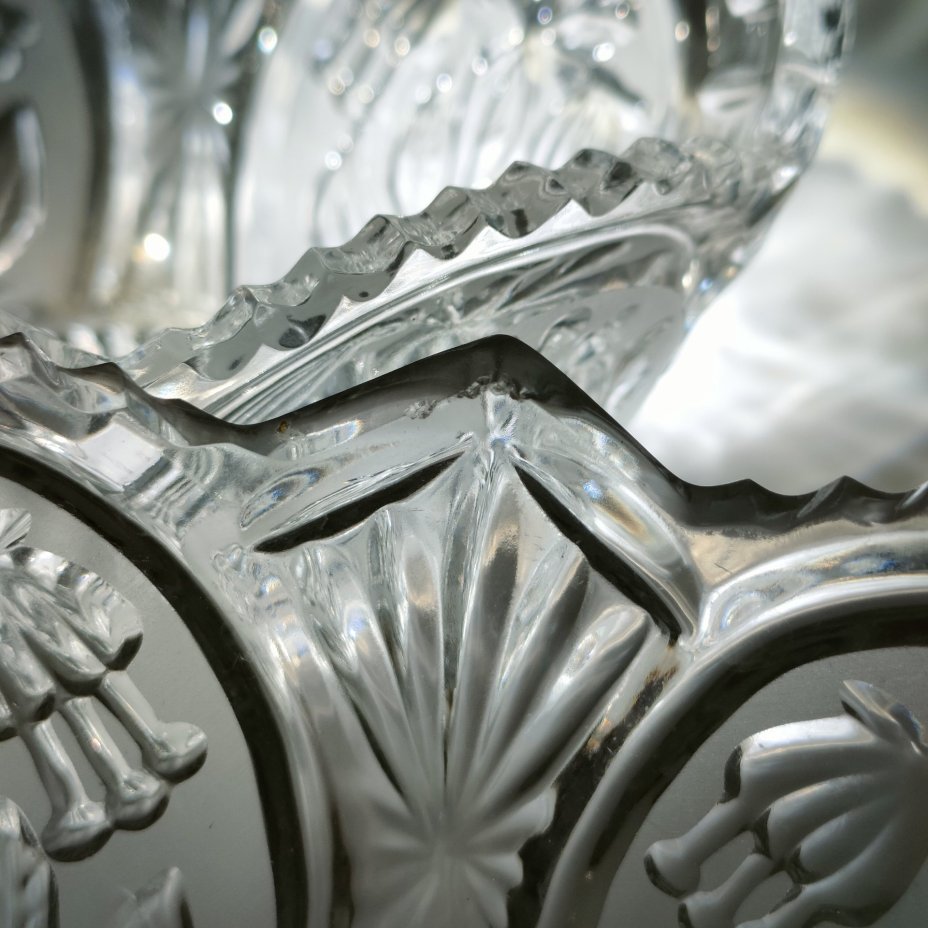 Пара миниатюрных конфетниц, декорированных резным изображением цветов фуксии, худ. П. А. Ледяев, хрусталь, алмазная грань, матирование, Завод «Красный Гигант», СССР, 1970-1990 гг.