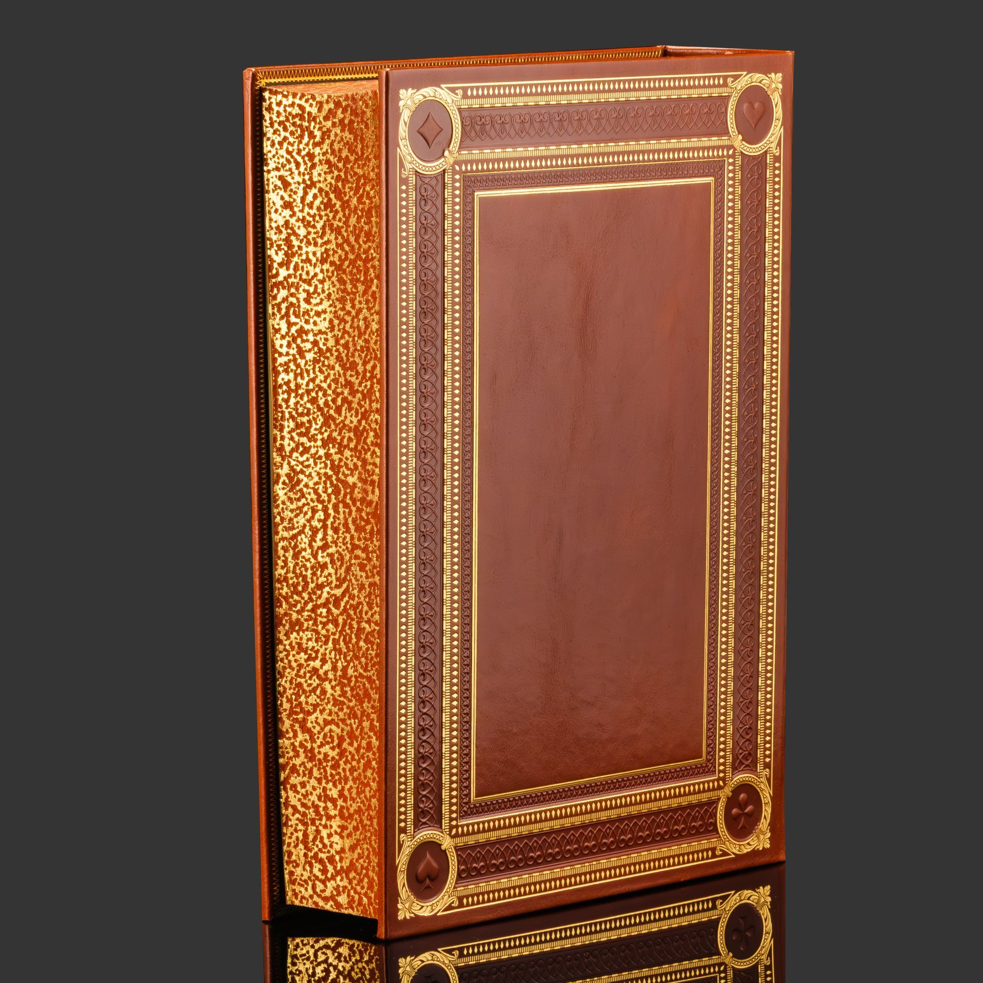 Книга в кожаном переплете "Карточные игры Российской империи" в футляре, бумага, кожаный переплет, тиснение, золочение, обрез с золочением; в футляре, обтянутом кожей и бархатной подарочной упаковке, Российская Федерация, 2025 г.