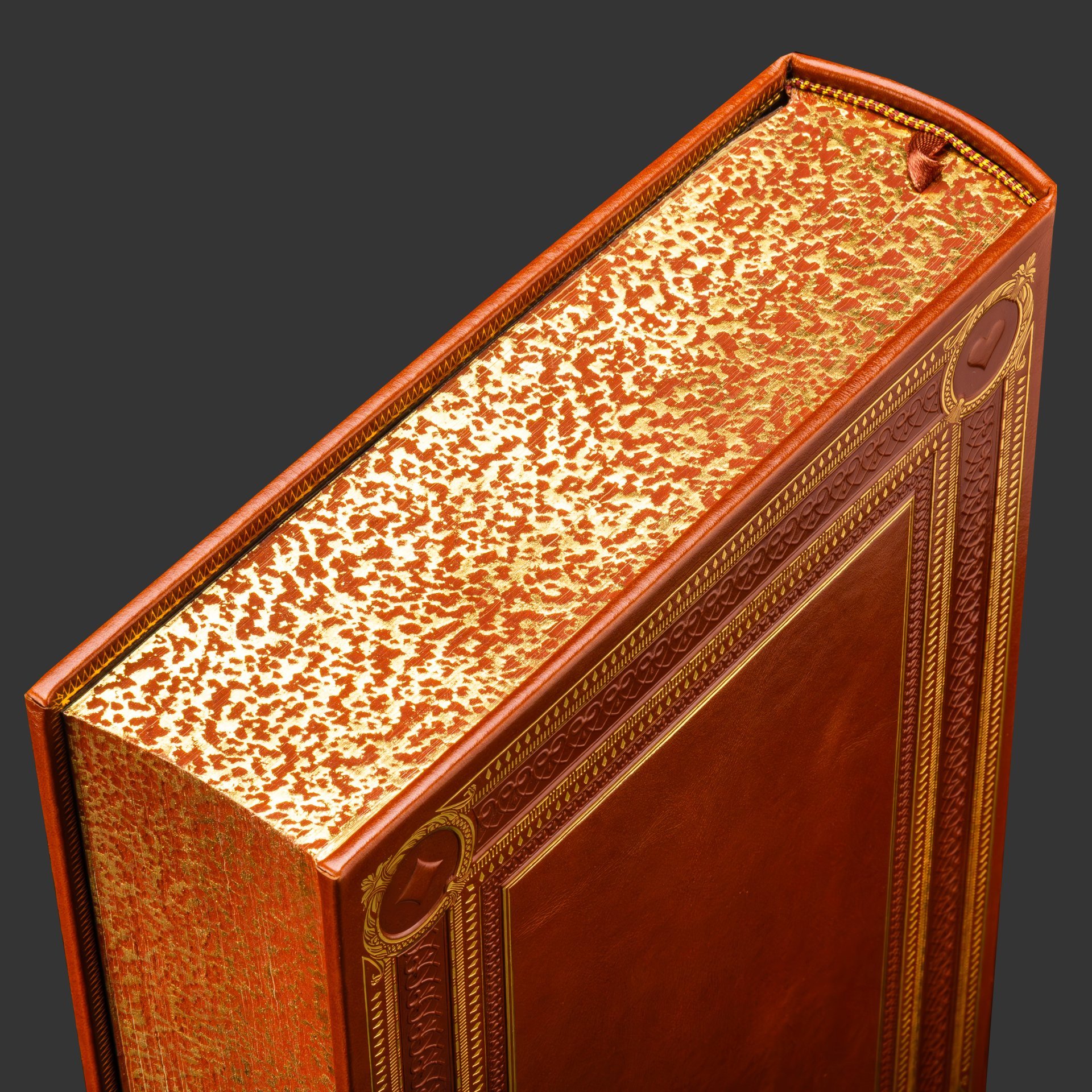 Книга в кожаном переплете "Карточные игры Российской империи" в футляре, бумага, кожаный переплет, тиснение, золочение, обрез с золочением; в футляре, обтянутом кожей и бархатной подарочной упаковке, Российская Федерация, 2025 г.