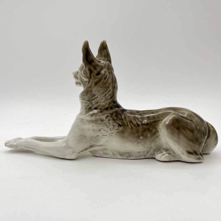 Статуэтка "Немецкая овчарка", автор В.С. Драчинская, фарфор, роспись, Ленинградский фарфоровый завод (ЛФЗ), СССР, 1950-1959 гг.