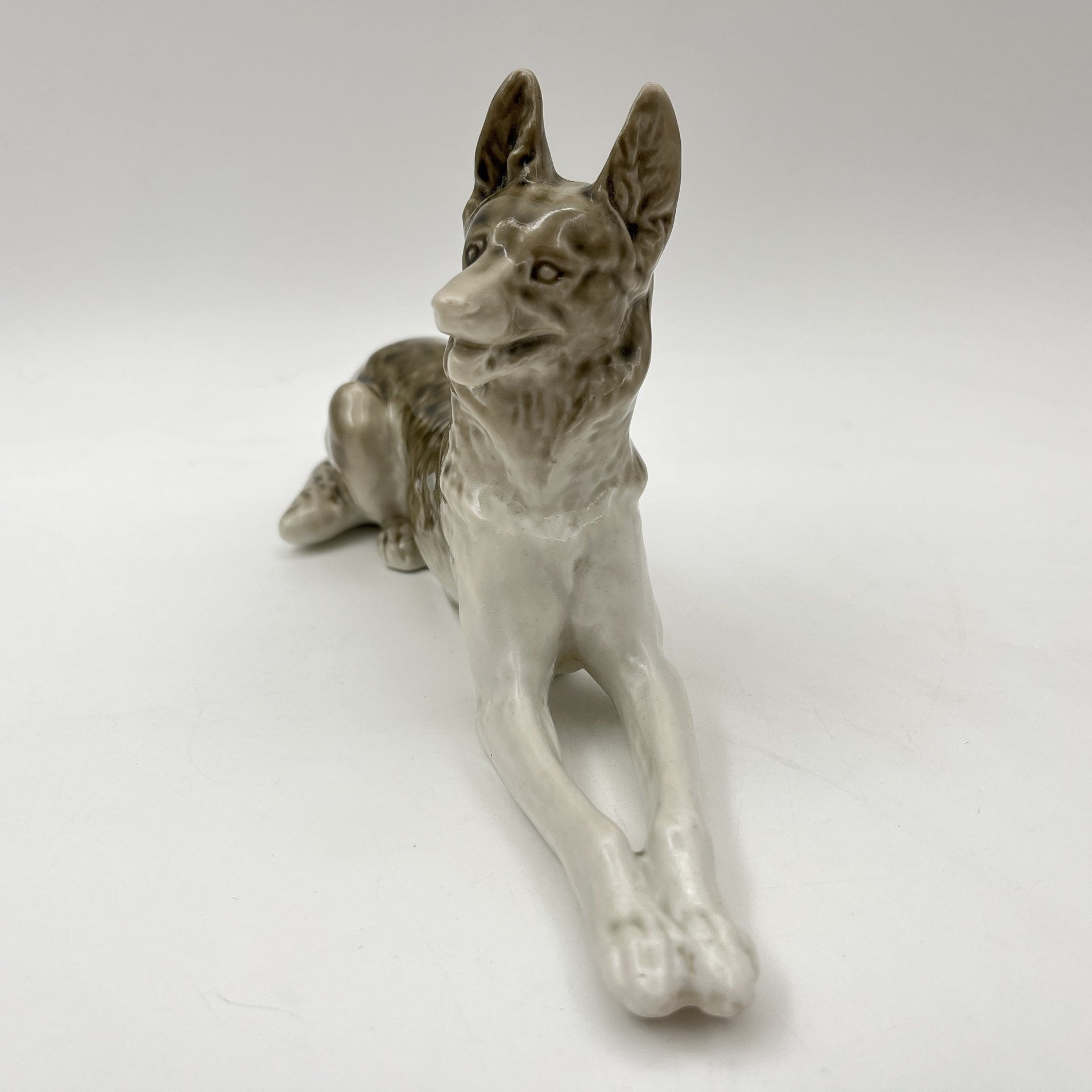 Статуэтка "Немецкая овчарка", автор В.С. Драчинская, фарфор, роспись, Ленинградский фарфоровый завод (ЛФЗ), СССР, 1950-1959 гг.