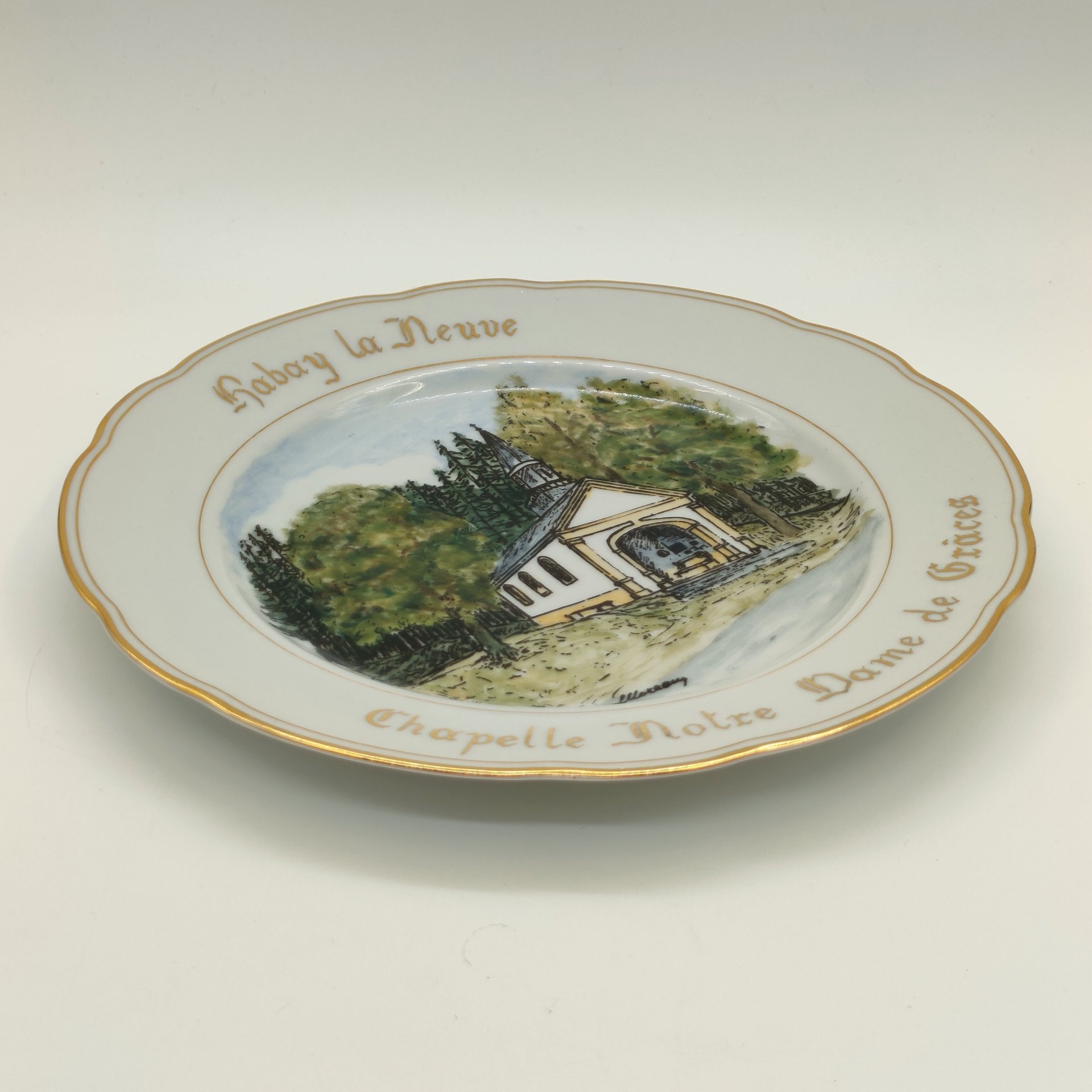 Тарелка "Chapelle Notre Dame de Grâce Habay-la-Neuve" (Часовня Нотр-Дам де Грейс в Хабе-ла-Нев), фарфор, роспись, деколь, золочение, Бельгия, 1970-1990 гг.