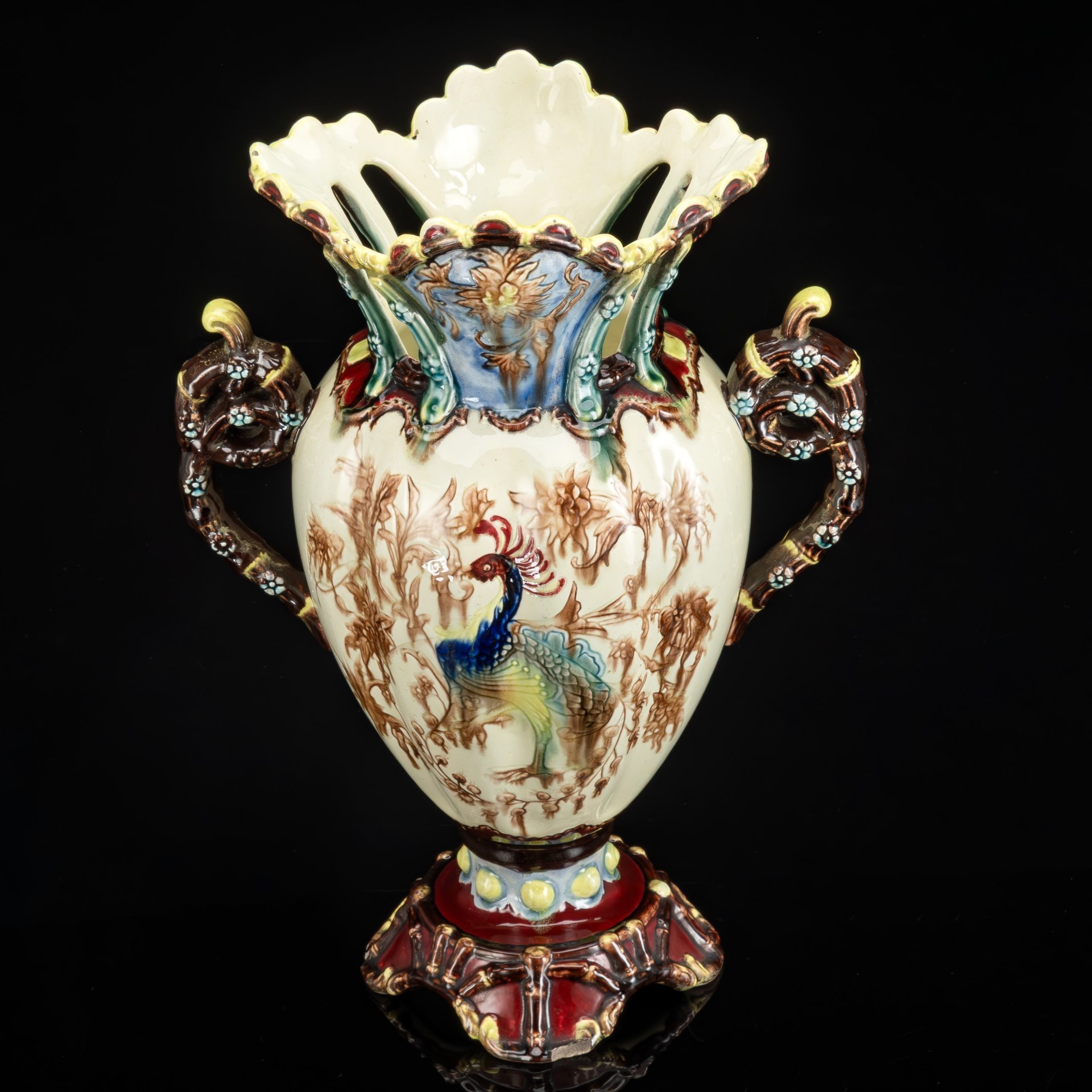 Ваза-амфора с изображением павлина, цветочным декором и прорезной горловиной, предположительно фабрика "Julius Greiner & Sohn" или "Eichwald", фаянс, майолика, Австро-Венгрия, 1880-1900 гг.