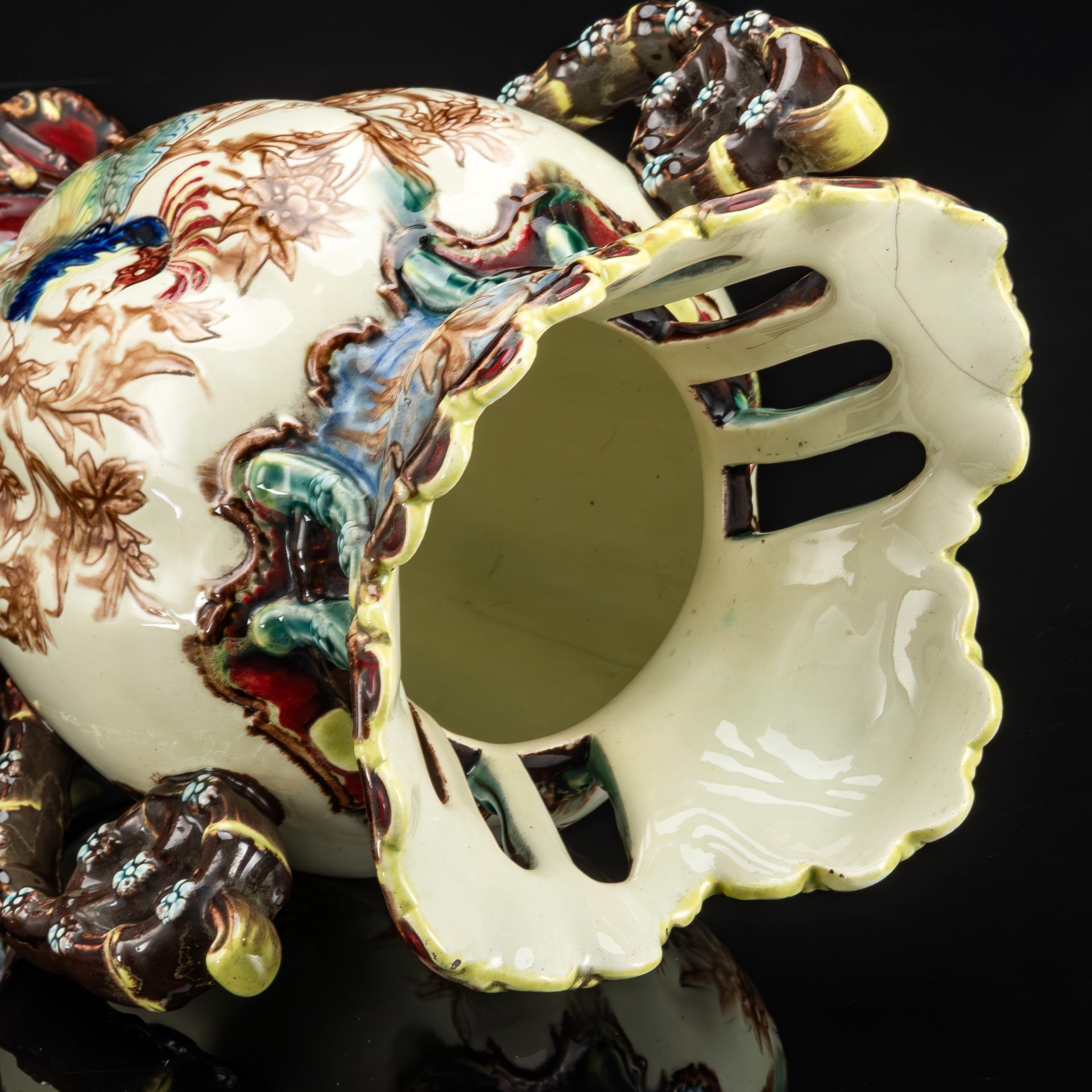 Ваза-амфора с изображением павлина, цветочным декором и прорезной горловиной, предположительно фабрика "Julius Greiner & Sohn" или "Eichwald", фаянс, майолика, Австро-Венгрия, 1880-1900 гг.