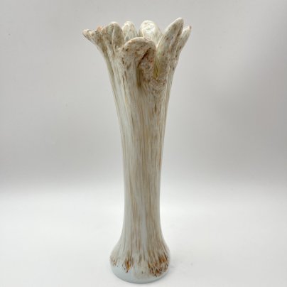 Ваза белого цвета с вкраплениями коричневого и оранжевого оттенков, стекло, сульфидно-цинковое стекло, гутная техника, СССР, 1960-1980 гг.