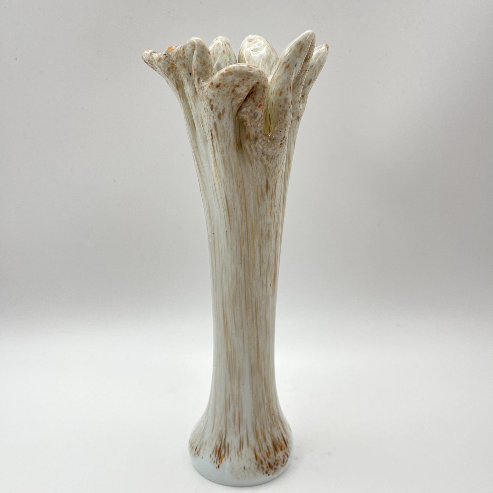 Ваза белого цвета с вкраплениями коричневого и оранжевого оттенков, стекло, сульфидно-цинковое стекло, гутная техника, СССР, 1960-1980 гг.