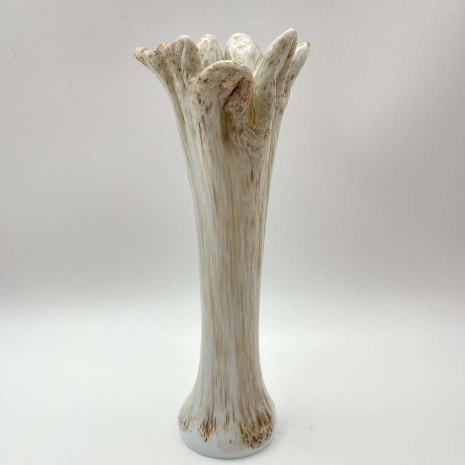 Ваза белого цвета с вкраплениями коричневого и оранжевого оттенков, стекло, сульфидно-цинковое стекло, гутная техника, СССР, 1960-1980 гг.