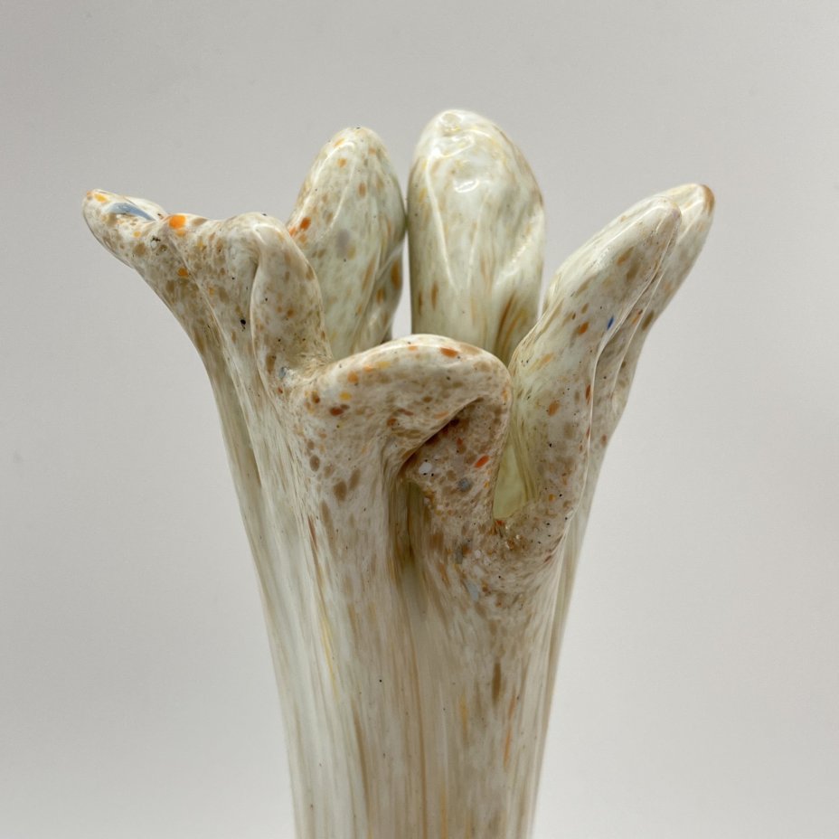 Ваза белого цвета с вкраплениями коричневого и оранжевого оттенков