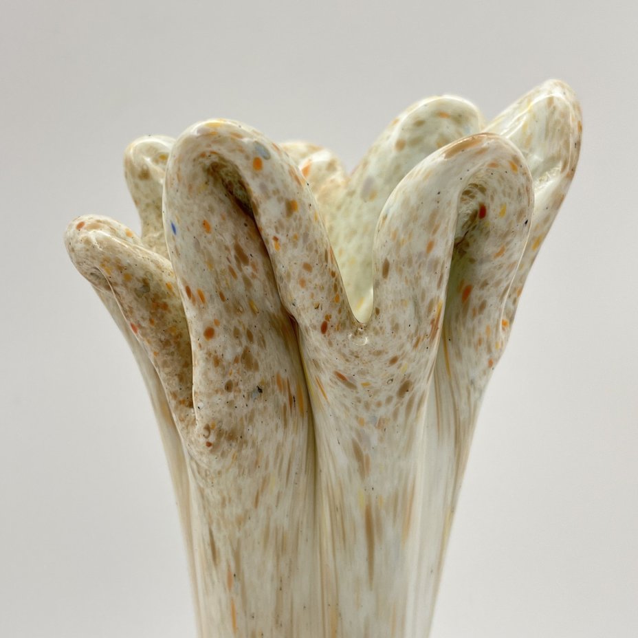 Ваза белого цвета с вкраплениями коричневого и оранжевого оттенков