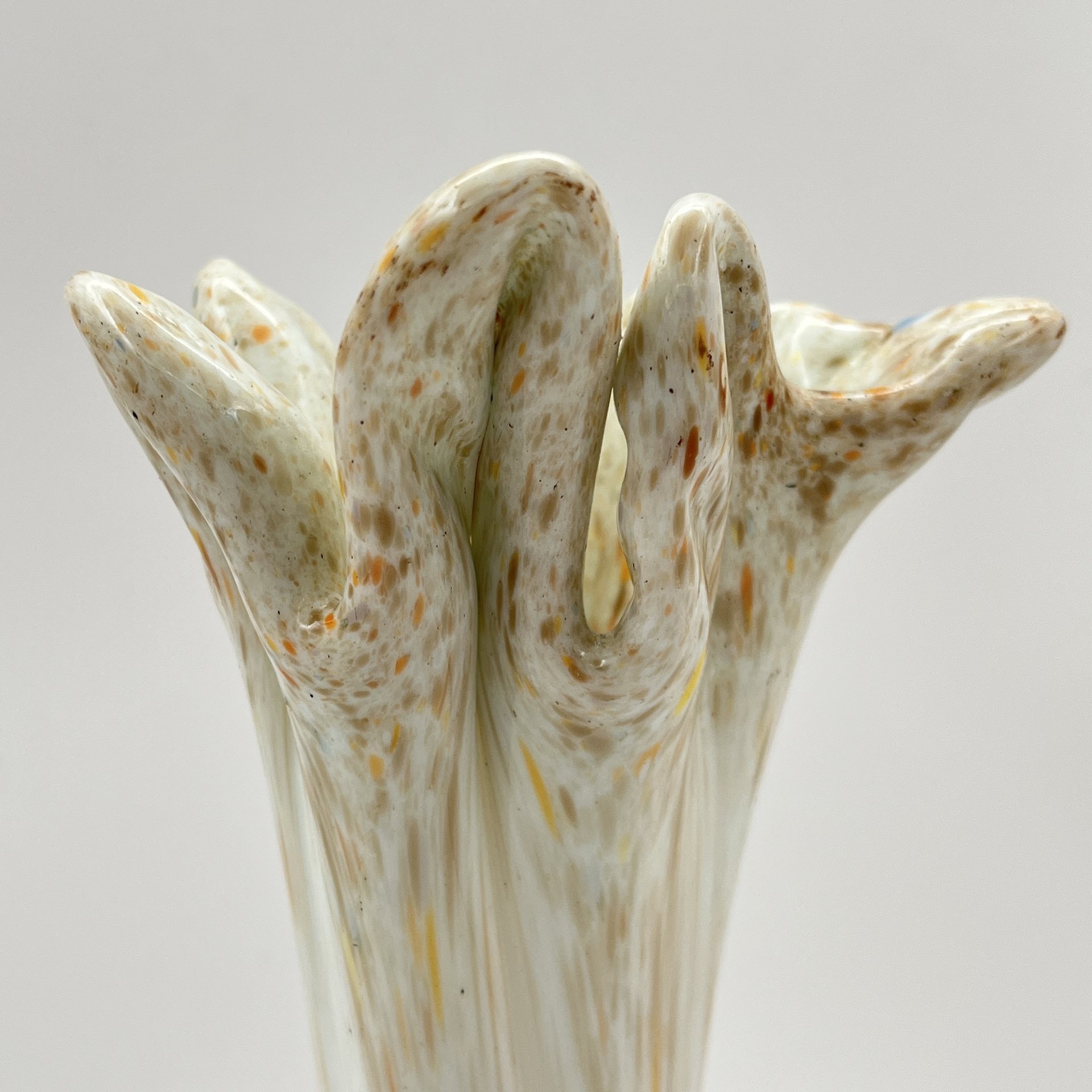 Ваза белого цвета с вкраплениями коричневого и оранжевого оттенков, стекло, сульфидно-цинковое стекло, гутная техника, СССР, 1960-1980 гг.