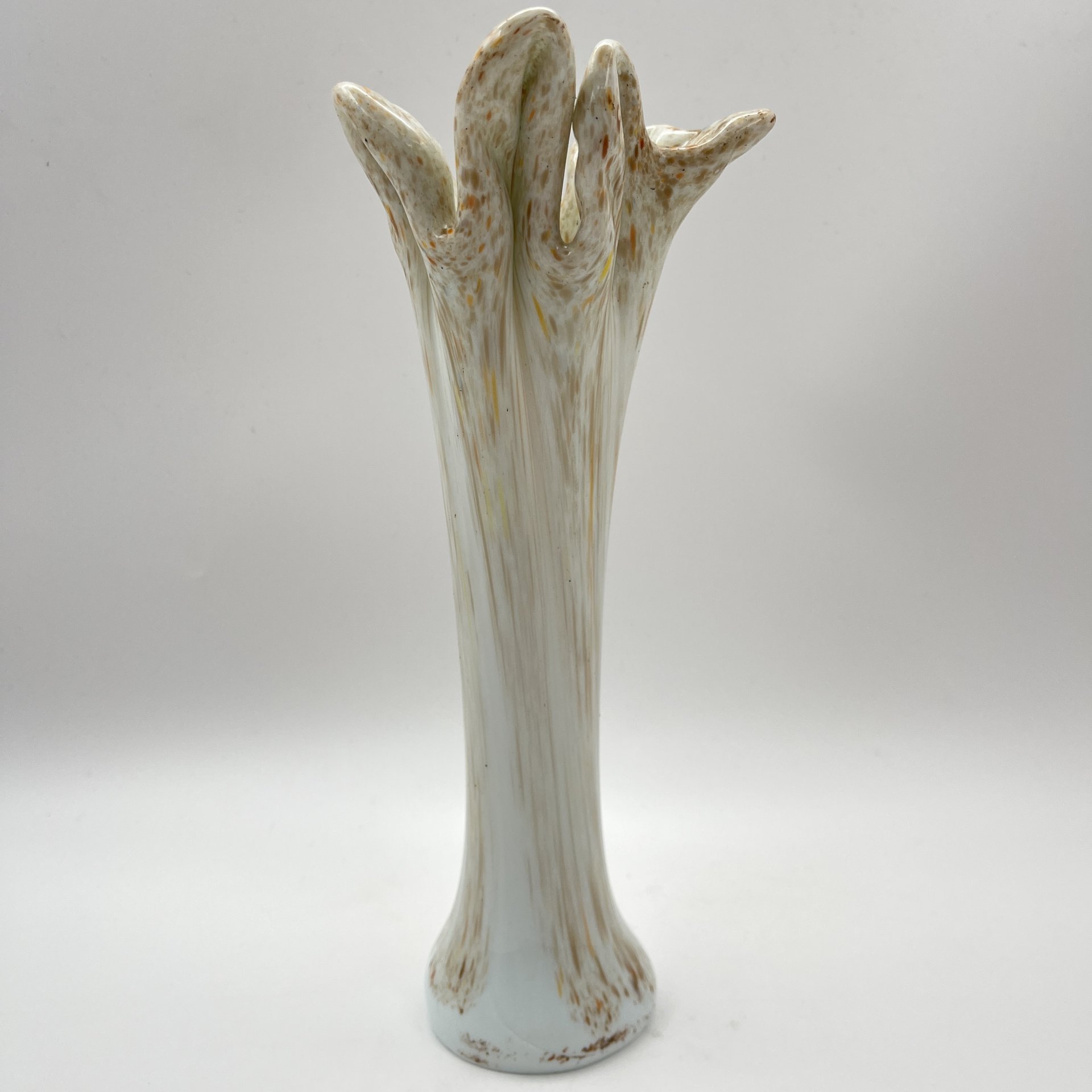 Ваза белого цвета с вкраплениями коричневого и оранжевого оттенков, стекло, сульфидно-цинковое стекло, гутная техника, СССР, 1960-1980 гг.