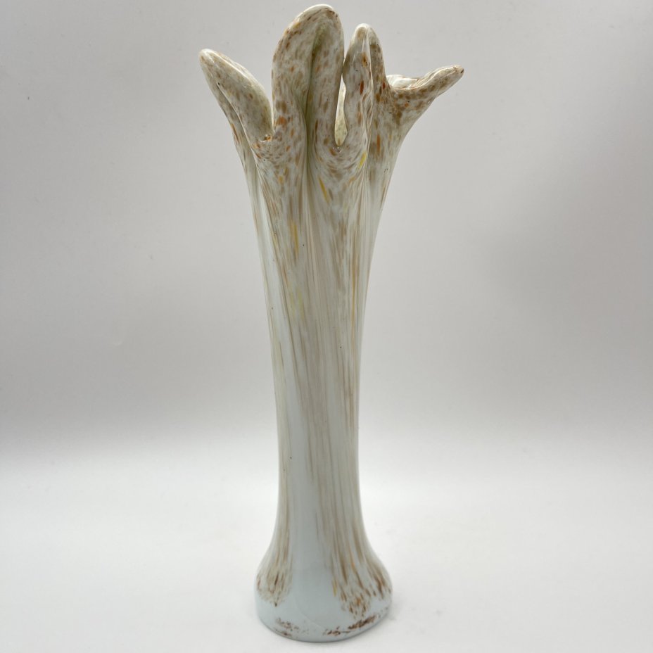 Ваза белого цвета с вкраплениями коричневого и оранжевого оттенков