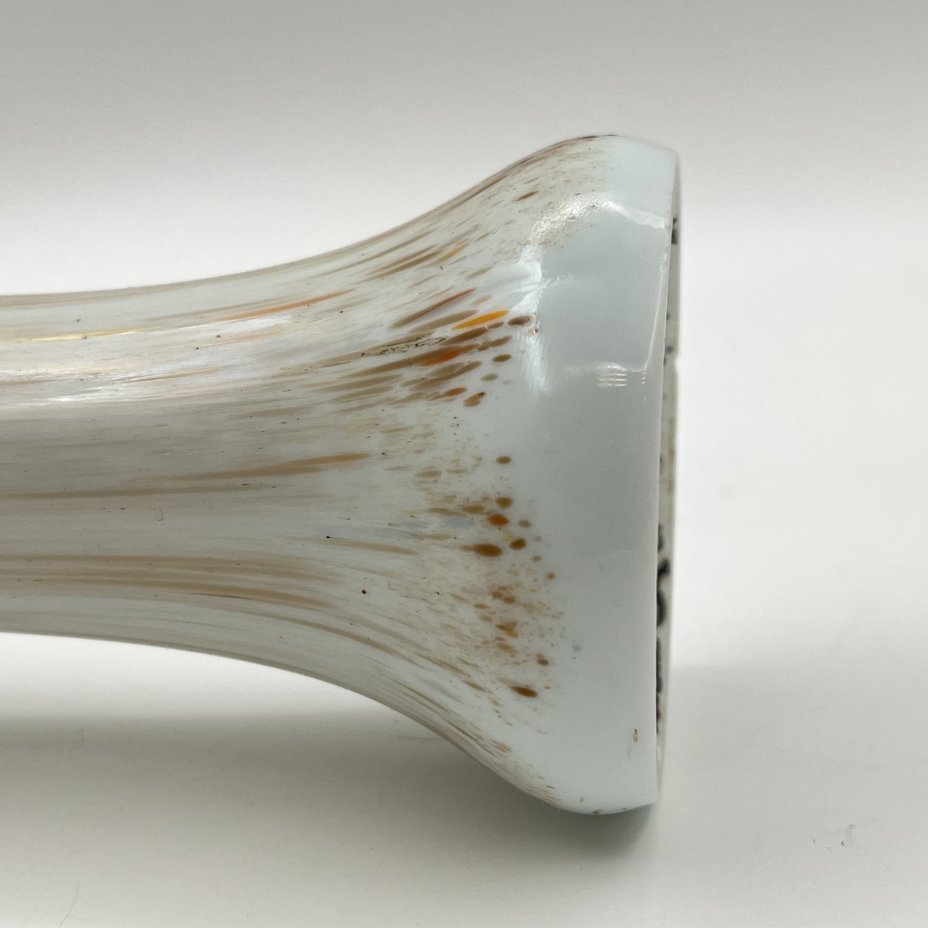 Ваза белого цвета с вкраплениями коричневого и оранжевого оттенков