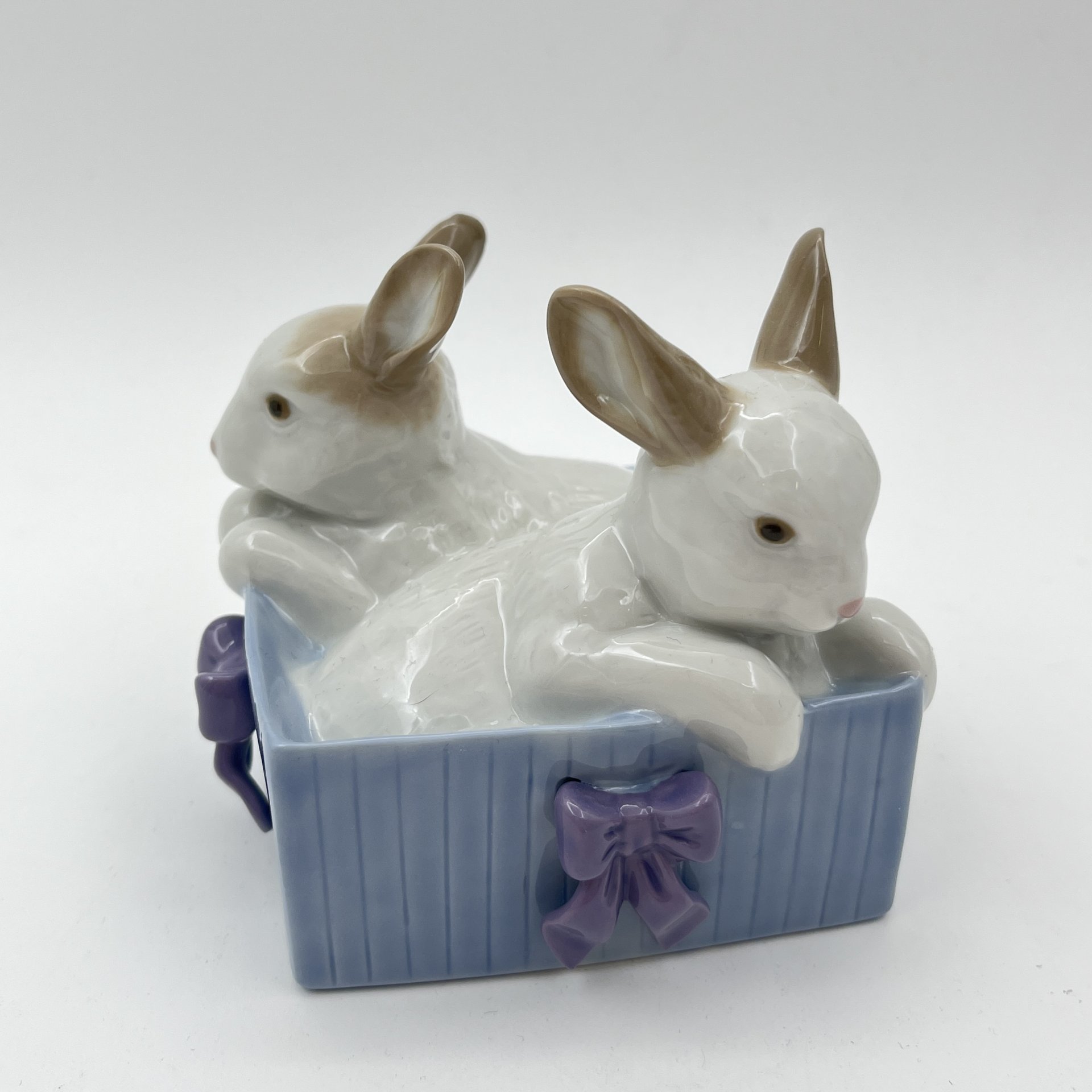 Статуэтка "Кролики в коробке", фарфор, роспись, NAO Porcelain, Испания, 1988-2000 гг.