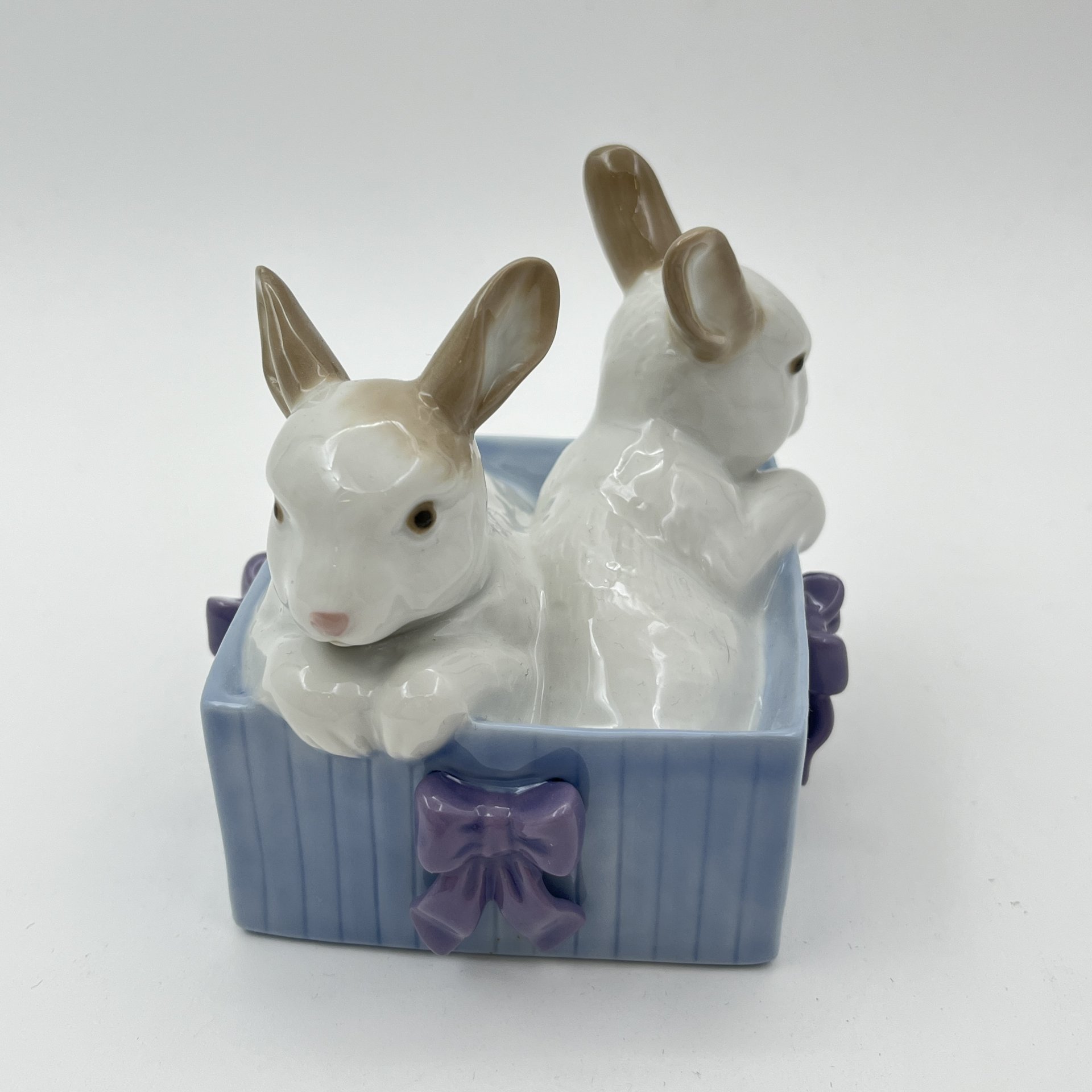 Статуэтка "Кролики в коробке", фарфор, роспись, NAO Porcelain, Испания, 1988-2000 гг.