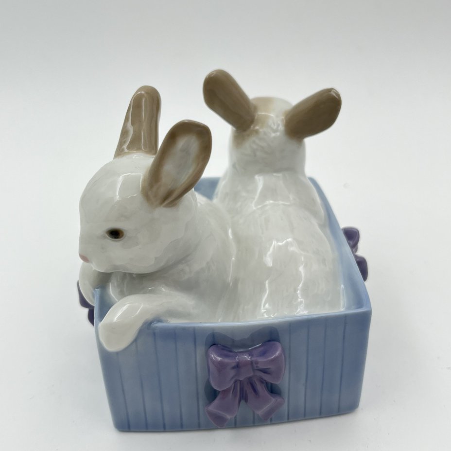 Статуэтка "Кролики в коробке", фарфор, роспись, NAO Porcelain, Испания, 1988-2000 гг.