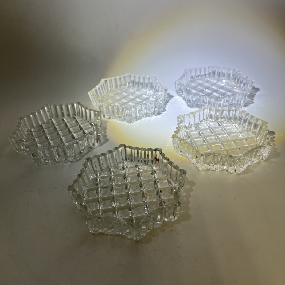 Набор из 5 розеток многоугольной формы с резным геометрическим декором, хрусталь, алмазная грань, СССР, 1970-1990 гг.