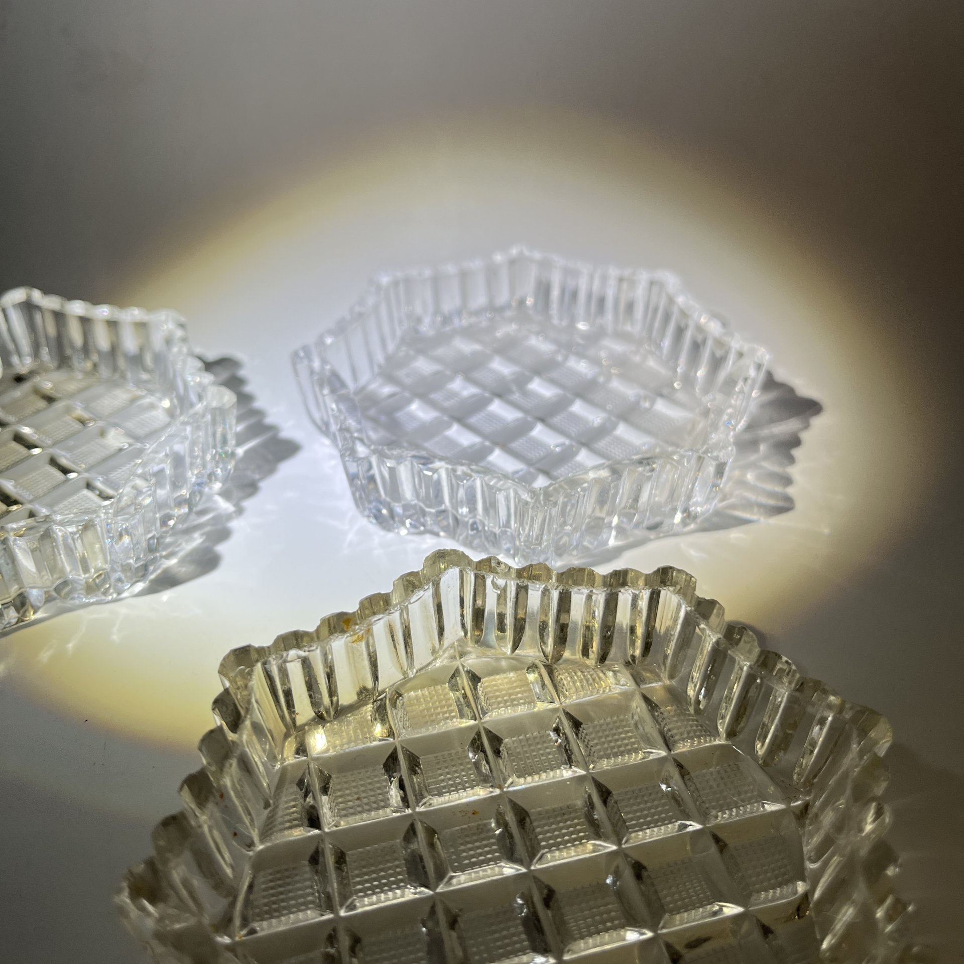 Набор из 5 розеток многоугольной формы с резным геометрическим декором, хрусталь, алмазная грань, СССР, 1970-1990 гг.