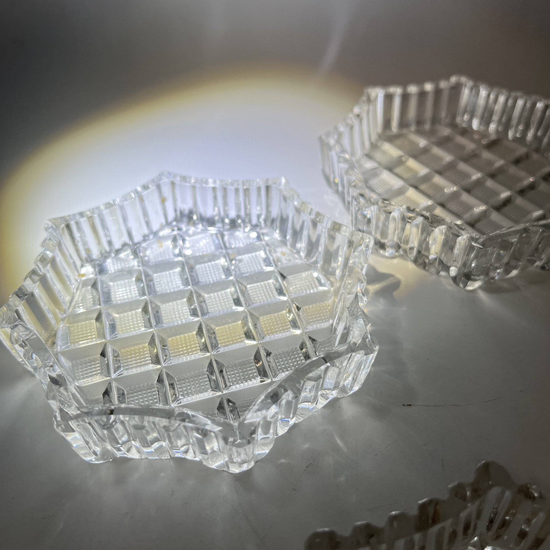 Набор из 5 розеток многоугольной формы с резным геометрическим декором, хрусталь, алмазная грань, СССР, 1970-1990 гг.