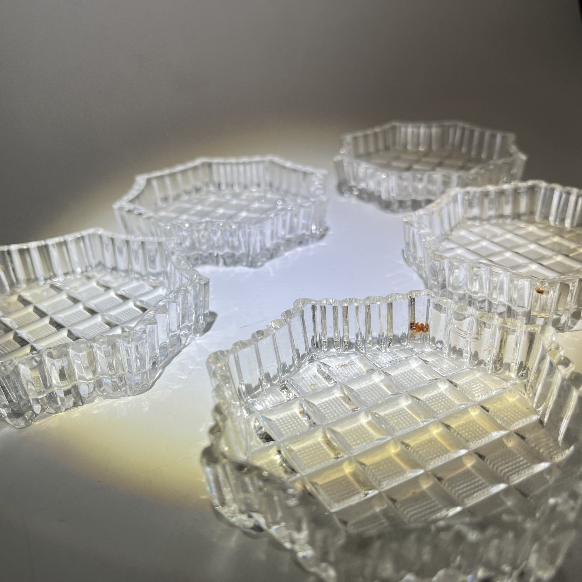 Набор из 5 розеток многоугольной формы с резным геометрическим декором, хрусталь, алмазная грань, СССР, 1970-1990 гг.