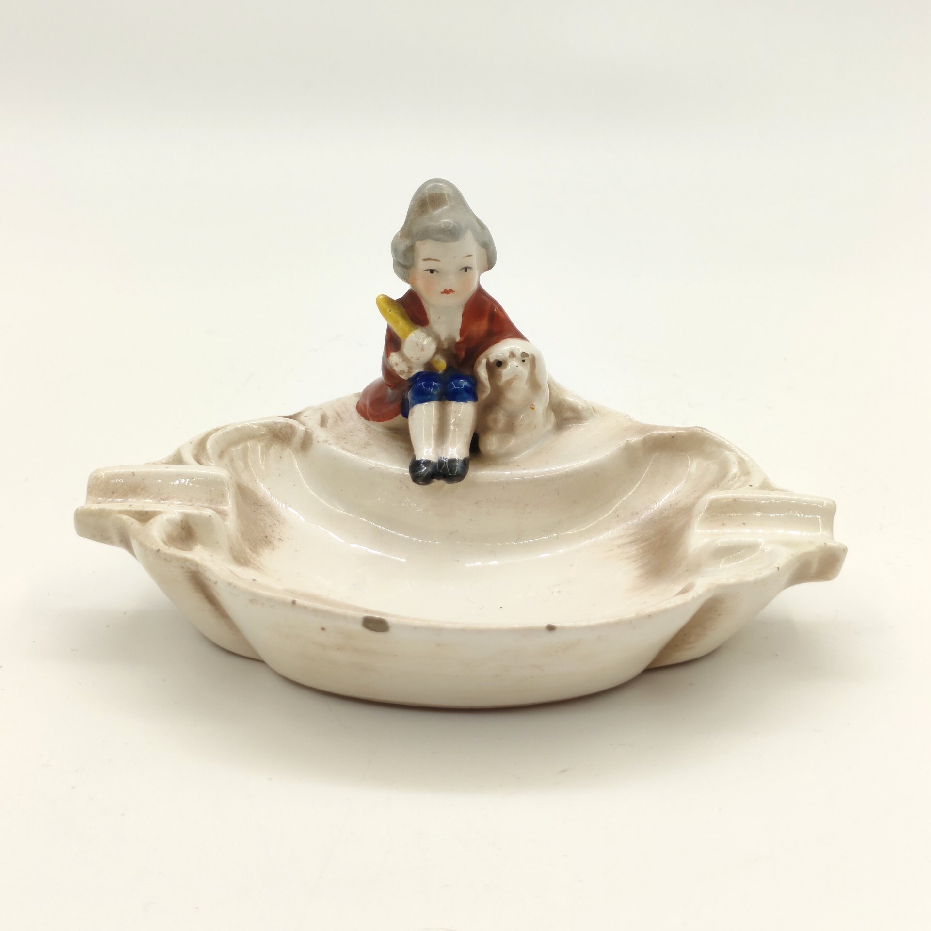 Пепельница с рельефным декором, украшенная фигуркой мальчика с собакой