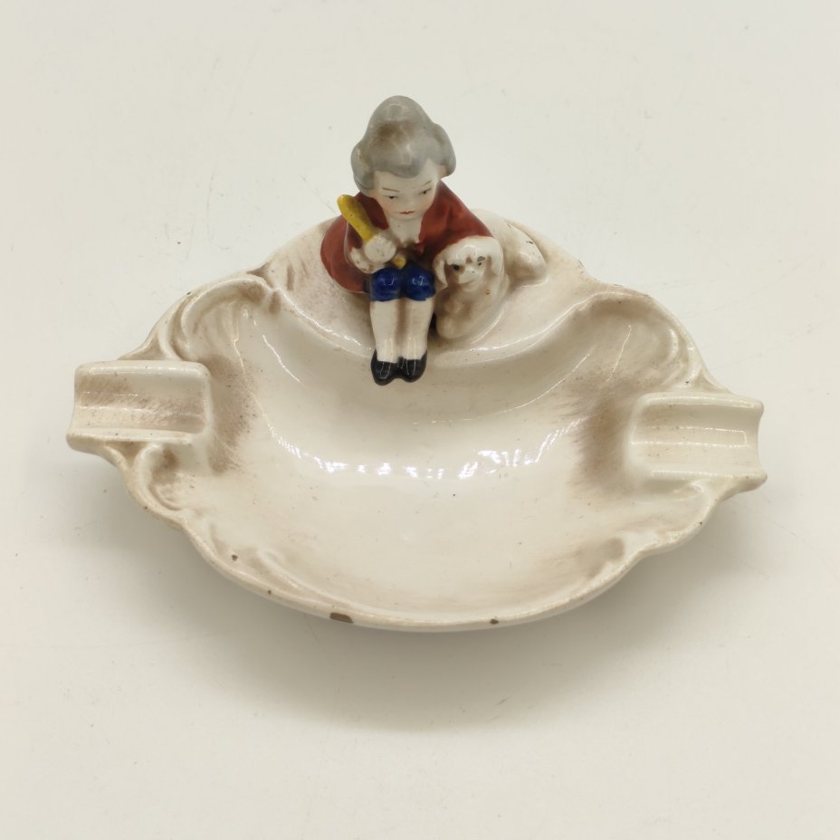 Пепельница с рельефным декором, украшенная фигуркой мальчика с собакой