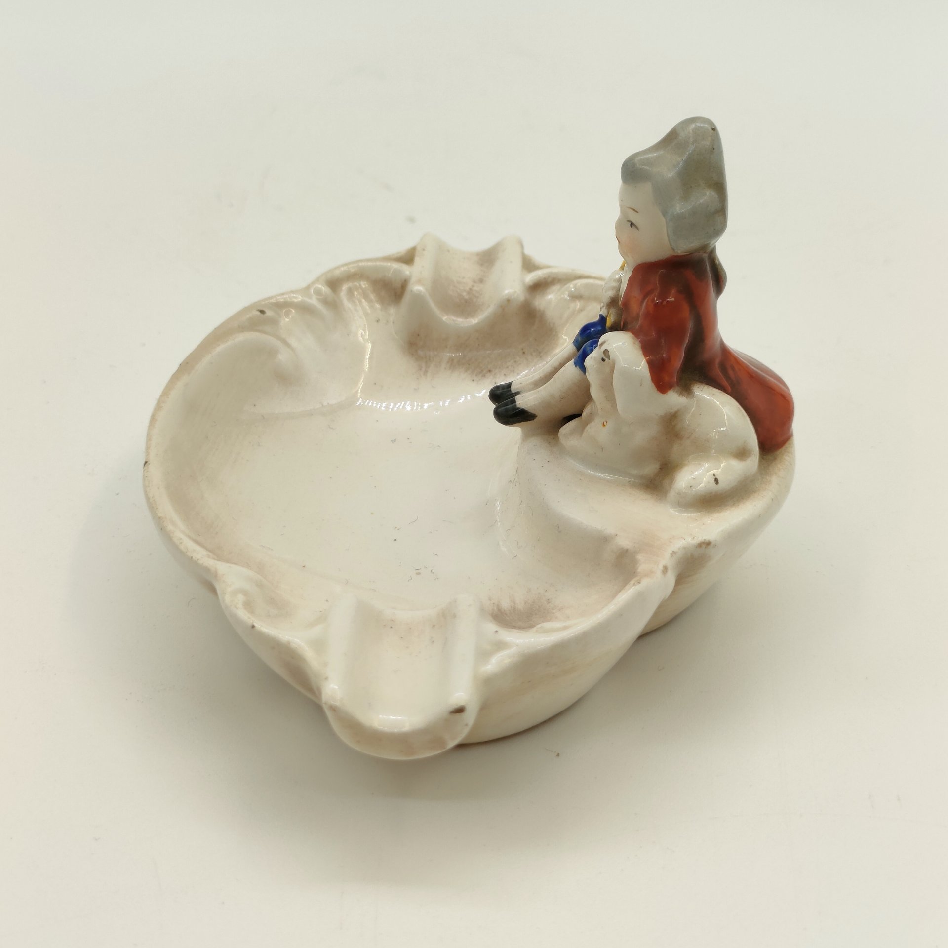 Пепельница с рельефным декором, украшенная фигуркой мальчика с собакой