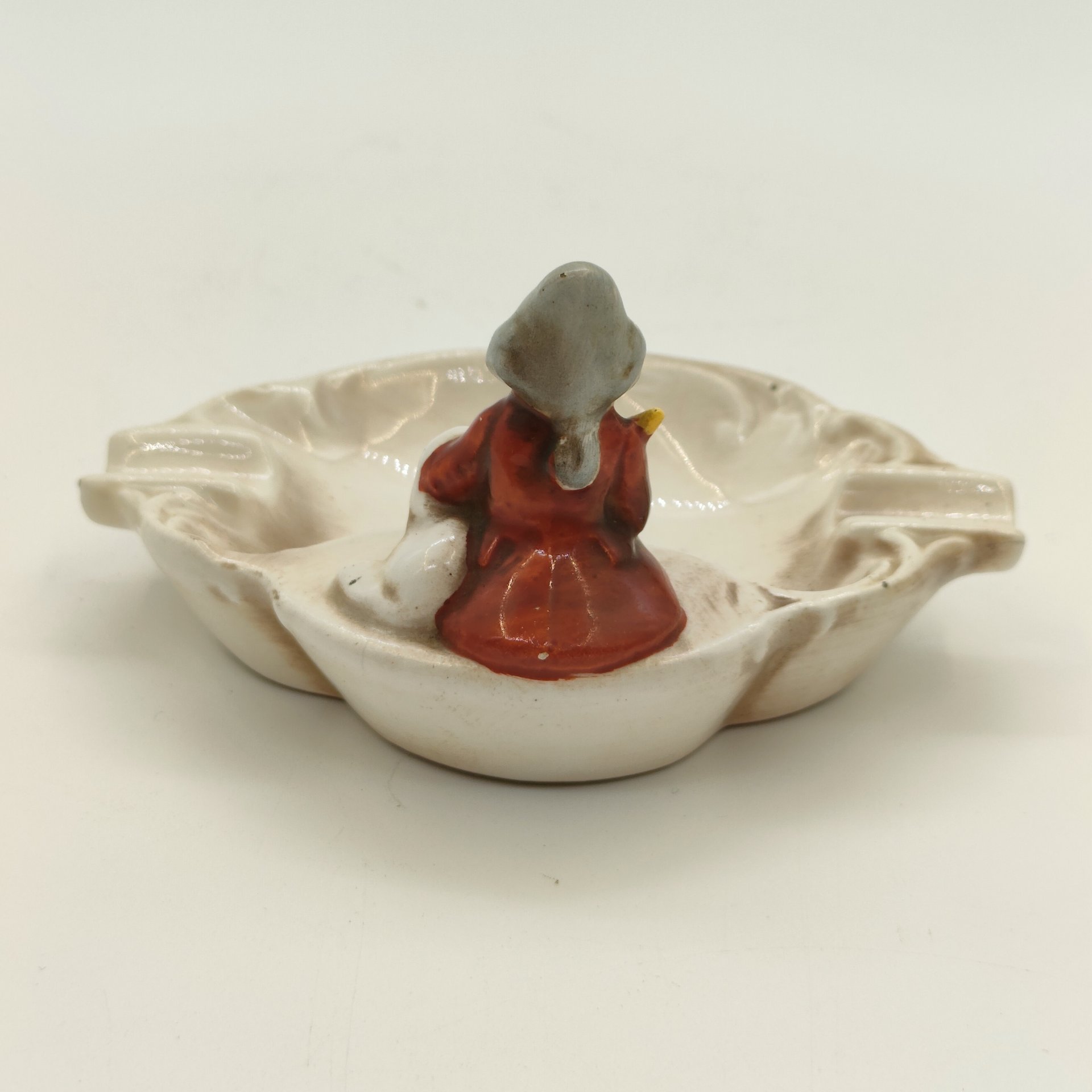 Пепельница с рельефным декором, украшенная фигуркой мальчика с собакой