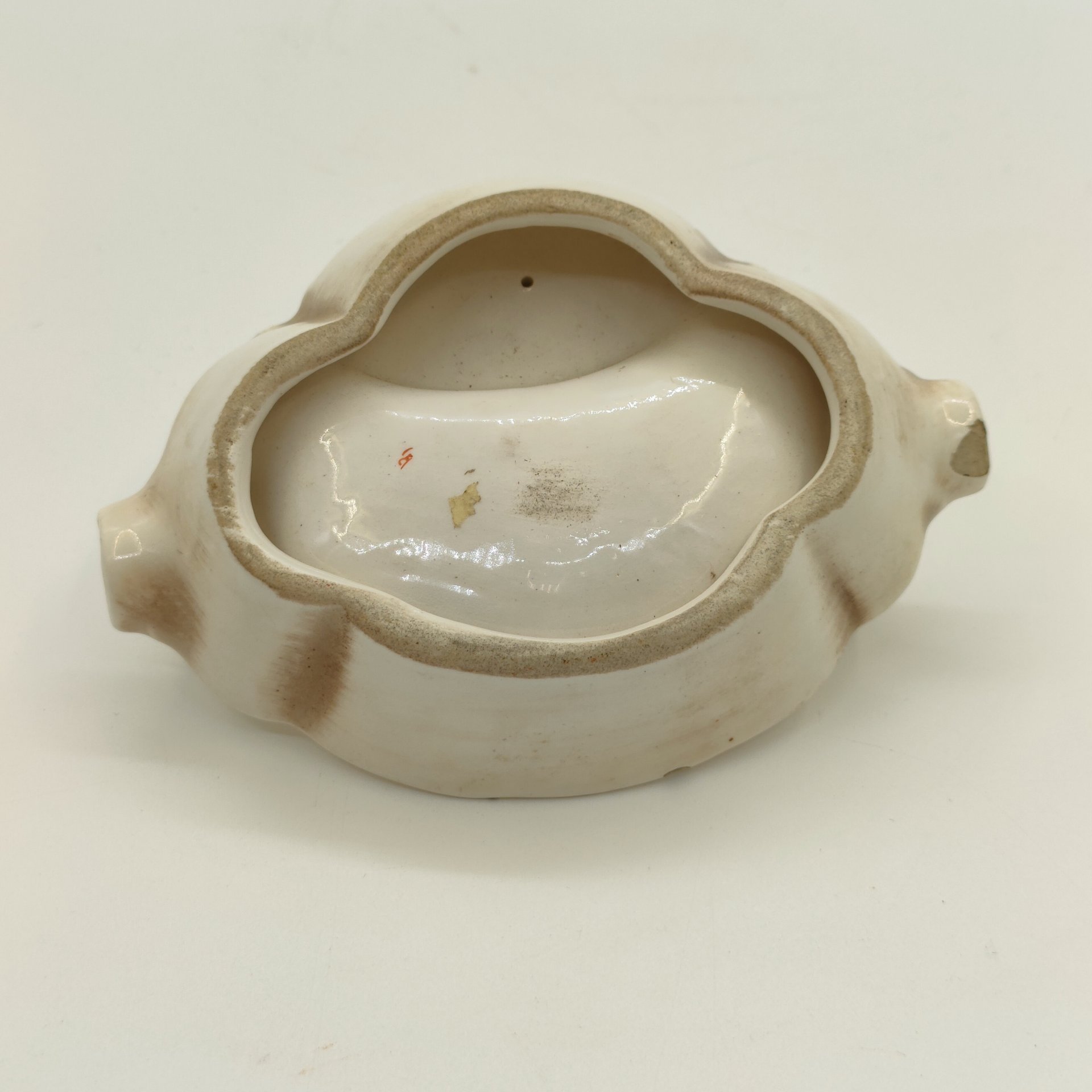 Пепельница с рельефным декором, украшенная фигуркой мальчика с собакой