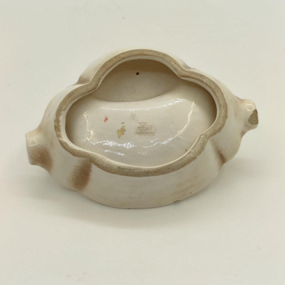 Пепельница с рельефным декором, украшенная фигуркой мальчика с собакой