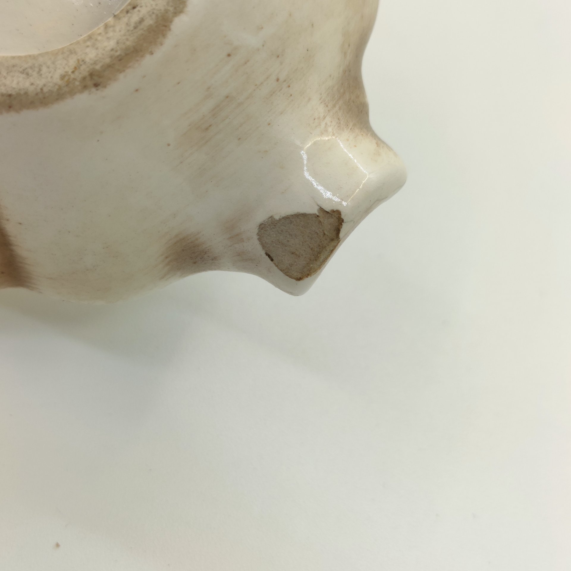 Пепельница с рельефным декором, украшенная фигуркой мальчика с собакой