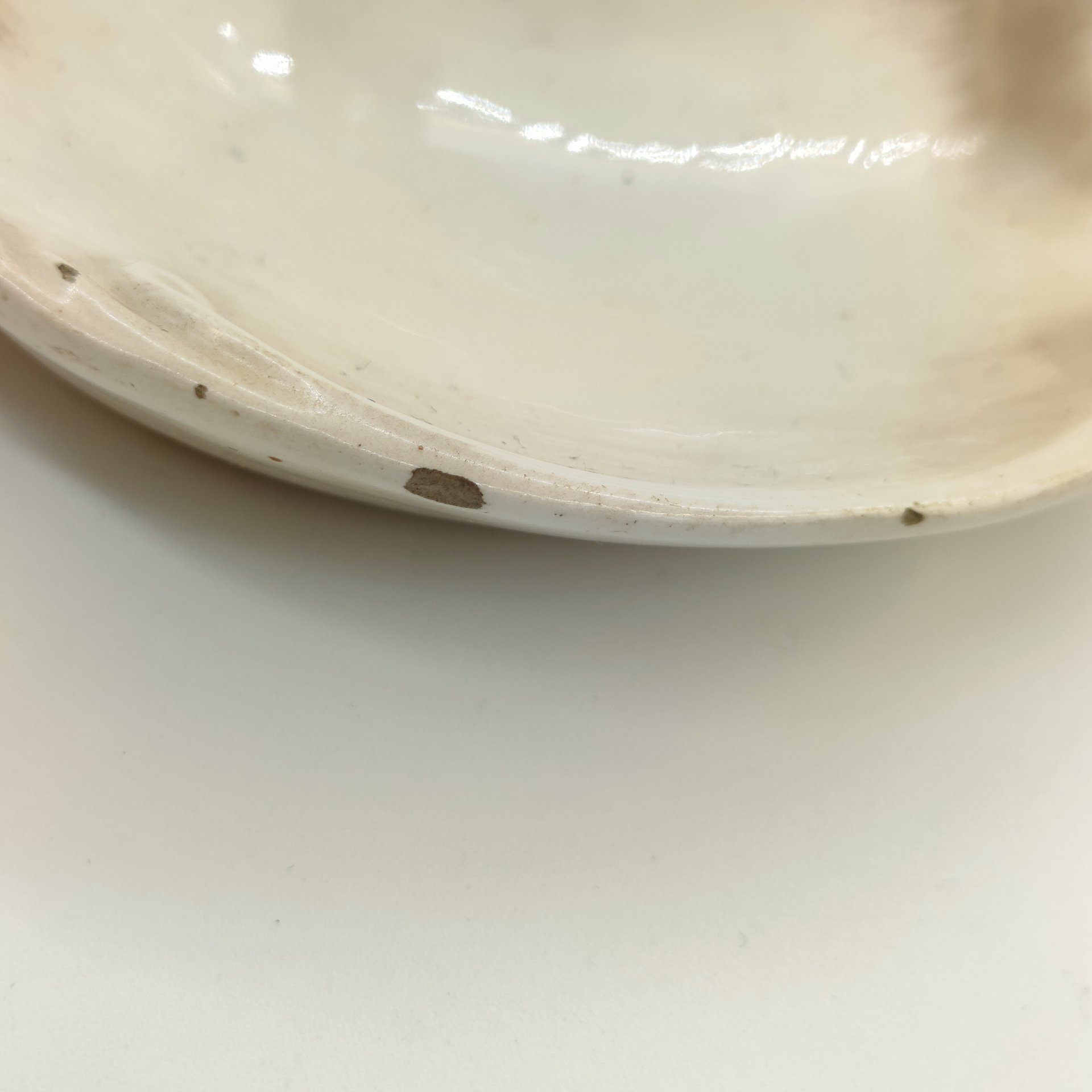 Пепельница с рельефным декором, украшенная фигуркой мальчика с собакой